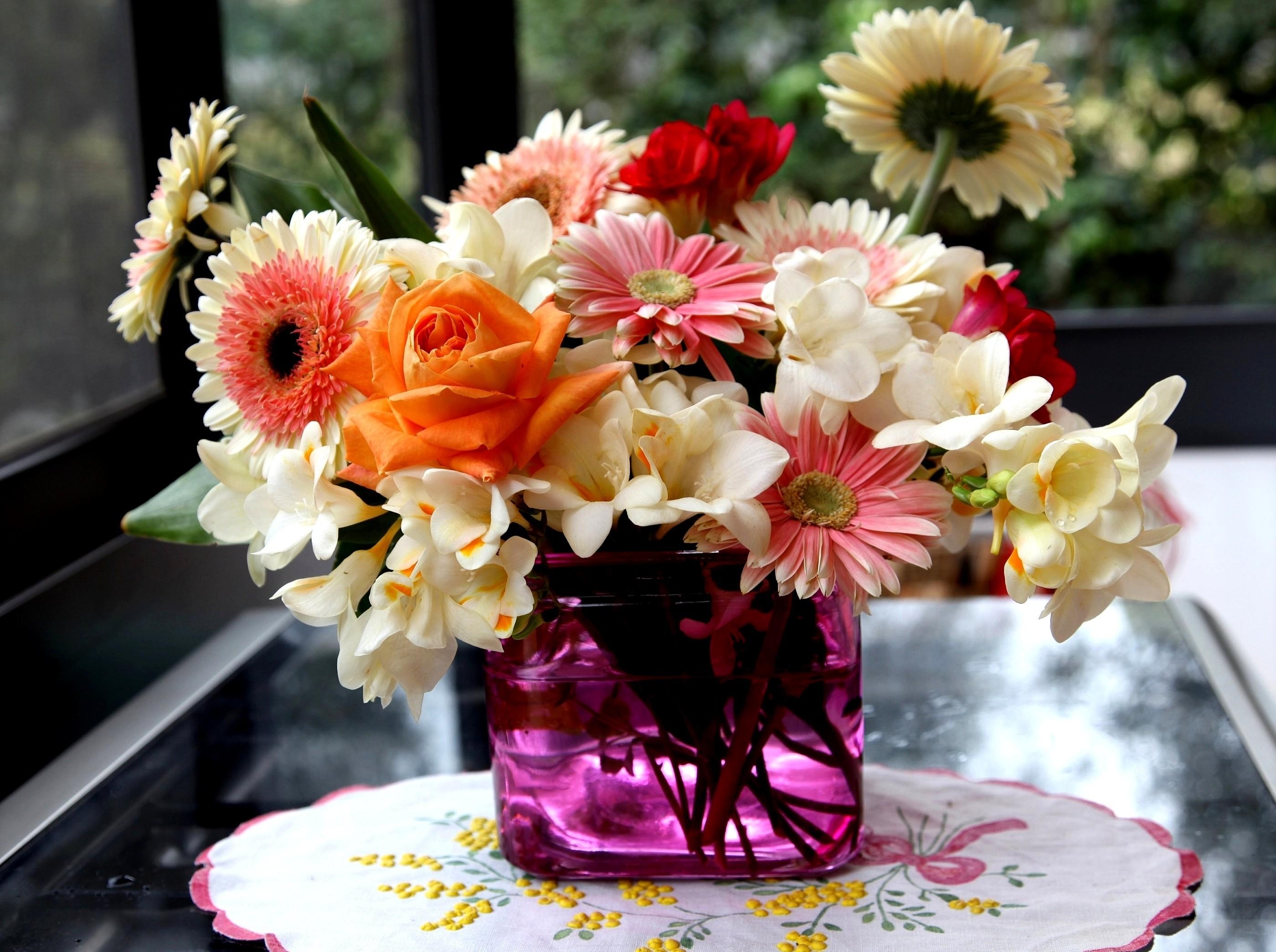 bouquet, vase, roses, flowers, gerberas, composition, freesia Full HD
