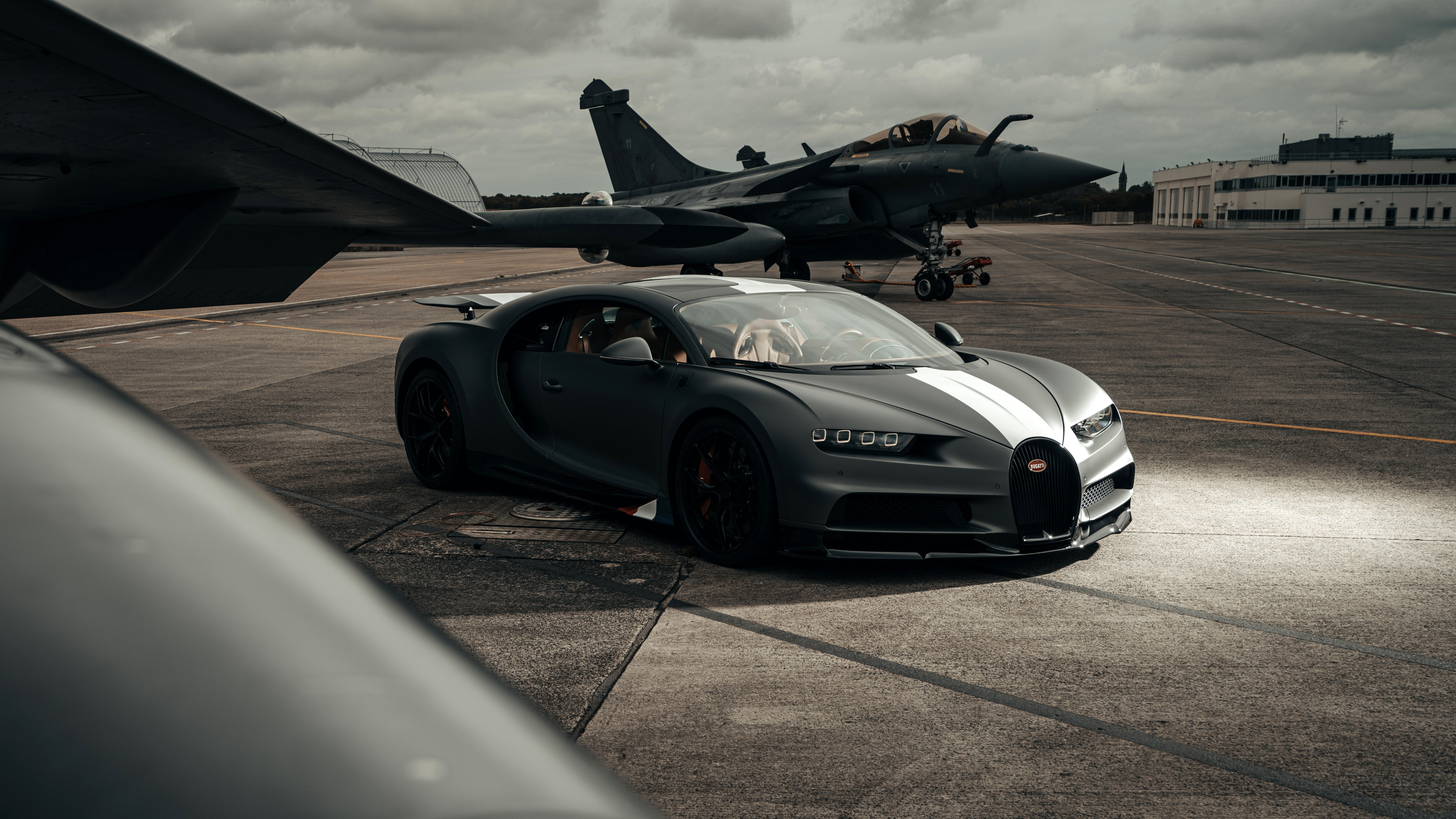 500943 descargar imagen bugatti quirón, vehículos, coche negro, bugatti, coche, avión de caza, superdeportivo: fondos de pantalla y protectores de pantalla gratis