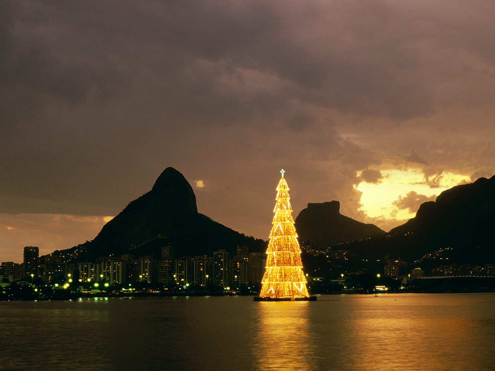 1077157 скачать обои рио де жанейро, рождество, праздничные, бразилия, рождественская елка - заставки и картинки бесплатно