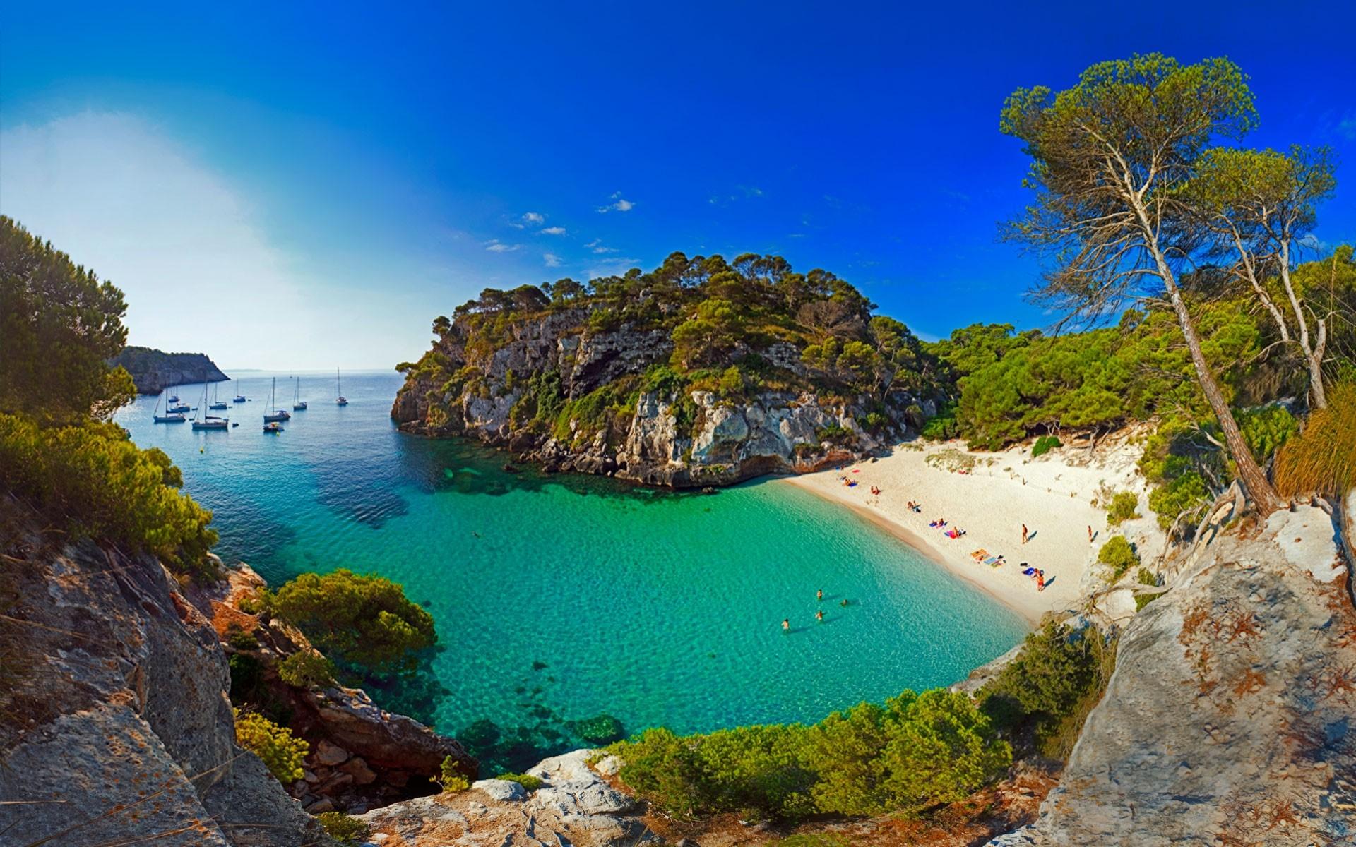 Descarga gratuita de fondo de pantalla para móvil de Playa, Árbol, Océano, Acantilado, Barco, Yate, España, Fotografía, Menorca.