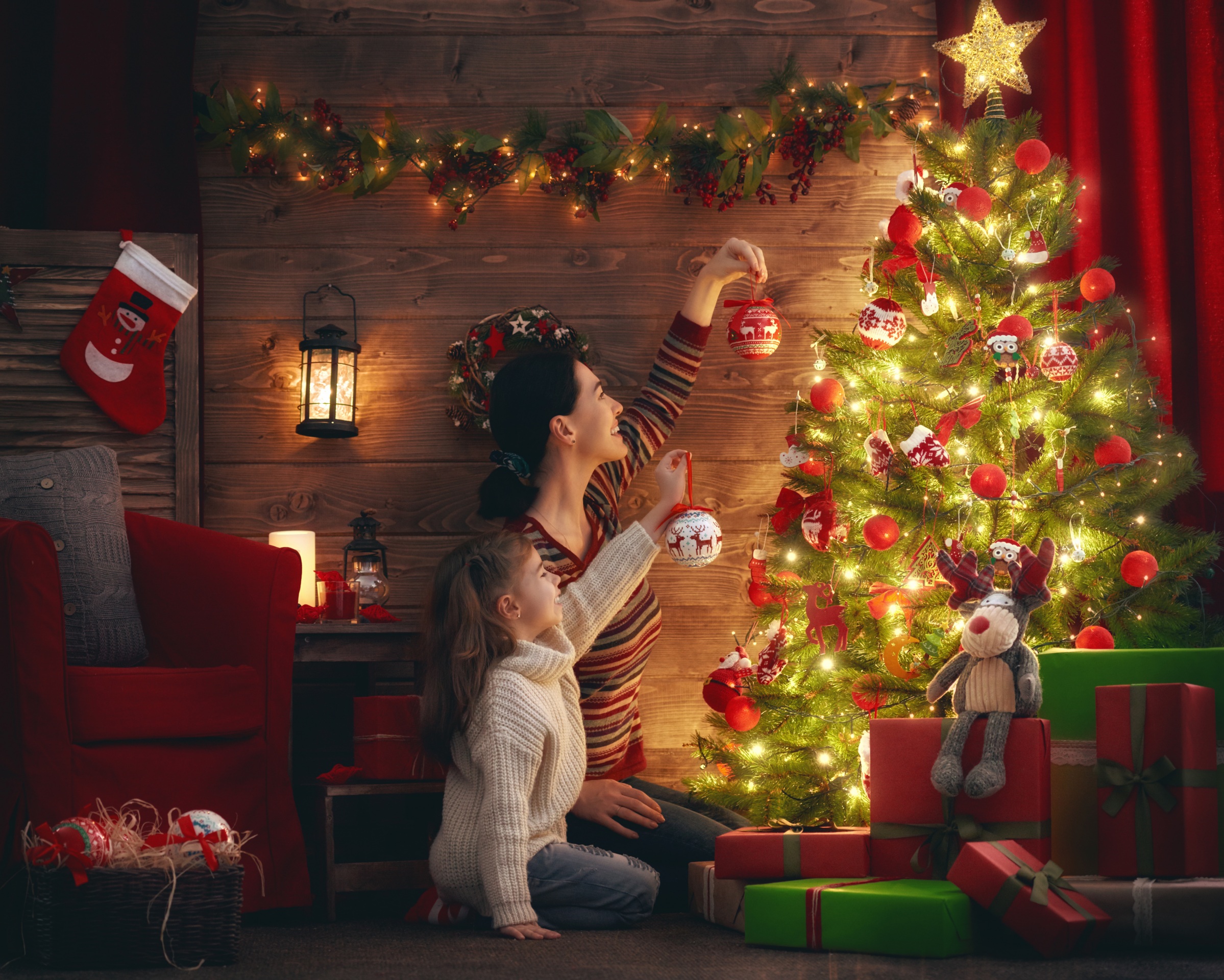Handy-Wallpaper Feiertage, Weihnachten, Geschenk, Weihnachtsschmuck, Weihnachtsbaum, Weihnachtsbeleuchtung, Kleines Mädchen kostenlos herunterladen.