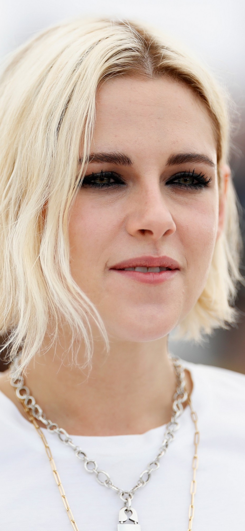 Download mobile wallpaper Kristen Stewart, Blonde, Face, American, Celebrity, Short Hair, Actress for free.