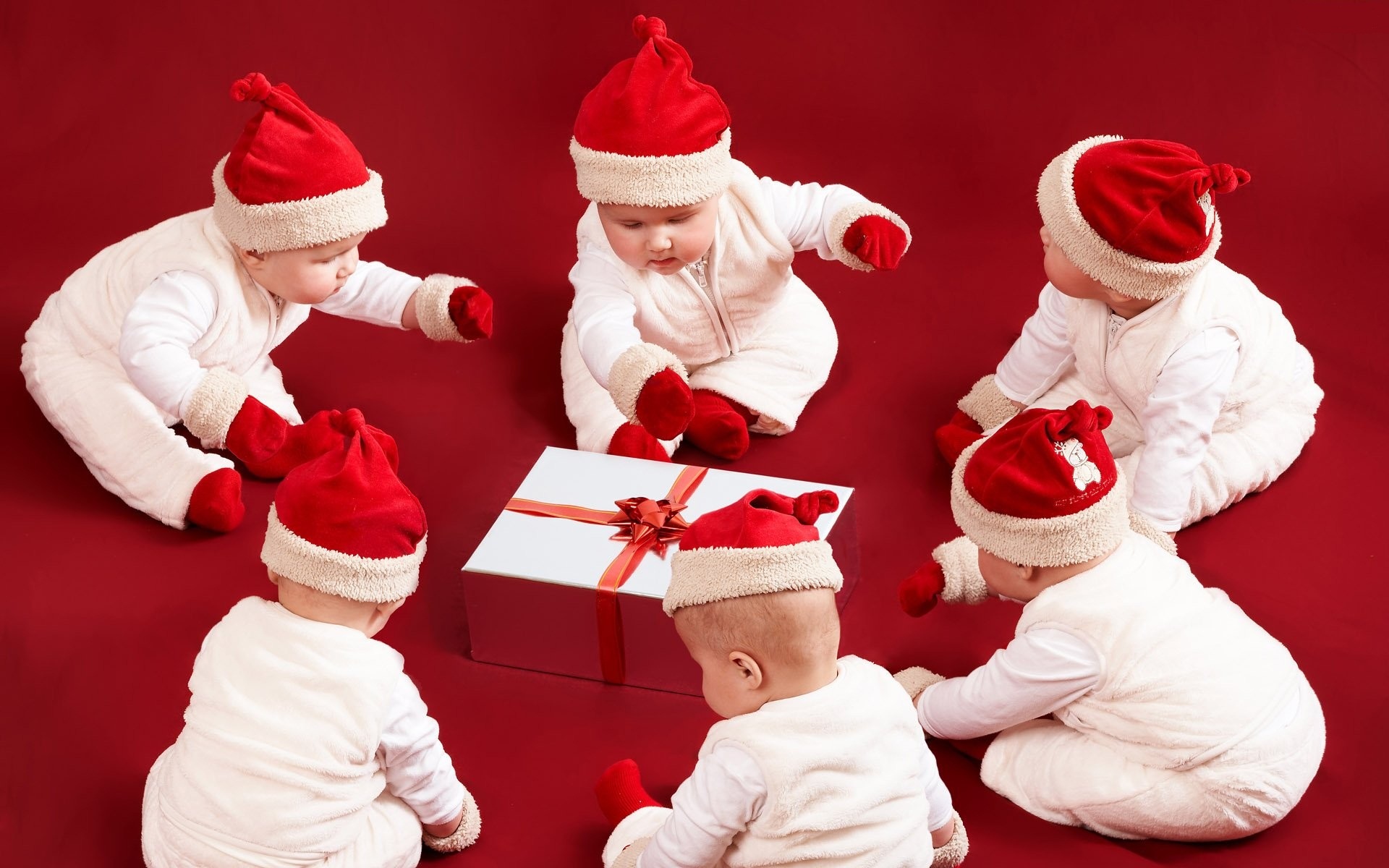 548176 скачать обои праздничные, рождество, младенец, милые, подарки, красный, шляпа санты - заставки и картинки бесплатно