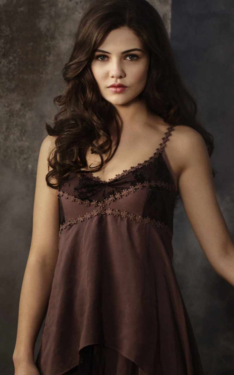 Download mobile wallpaper Celebrity, Danielle Campbell for free.