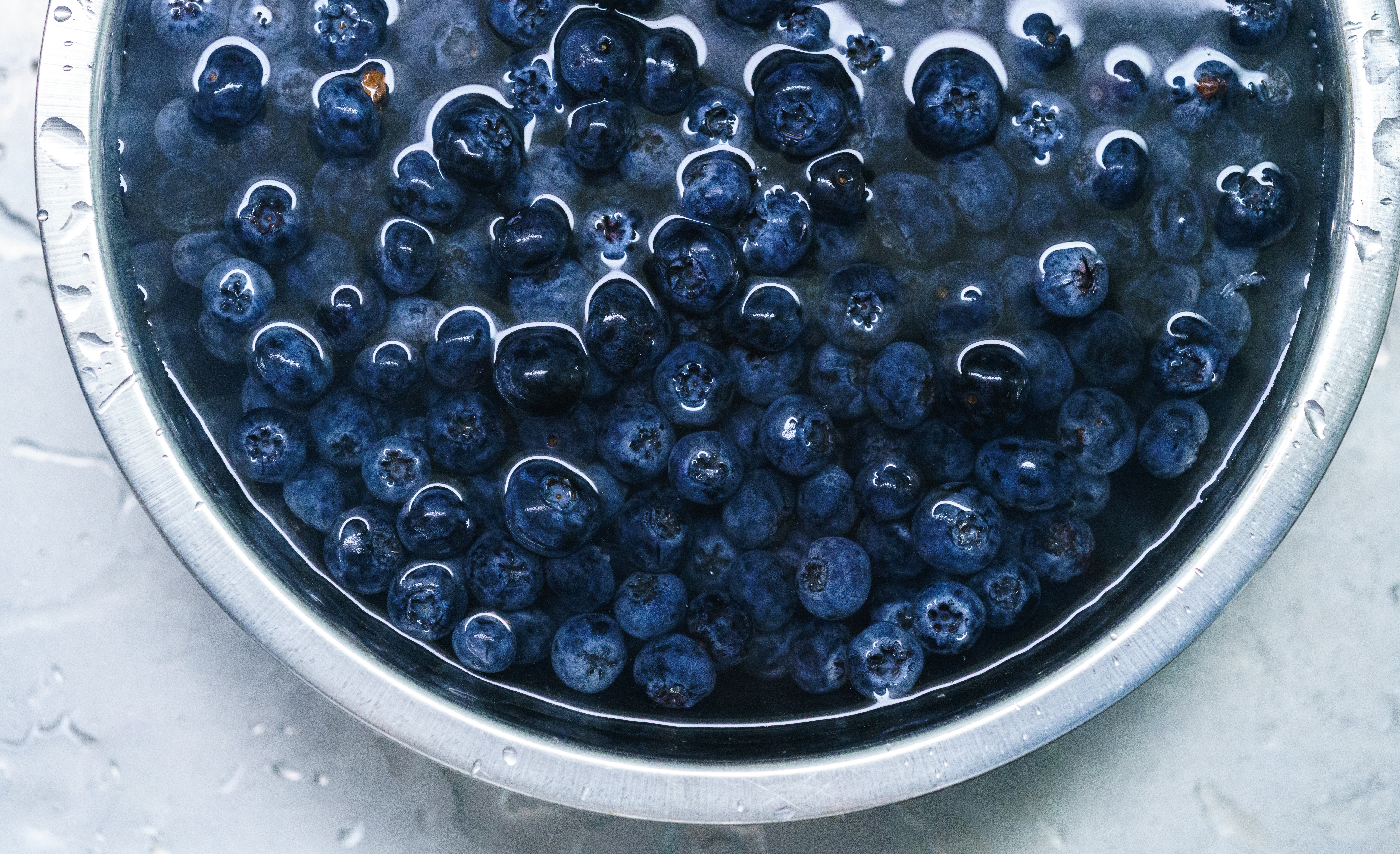 Téléchargez gratuitement l'image Blueberry, Myrtilles, Assiette, Plaque, Baies, Eau, Nourriture sur le bureau de votre PC