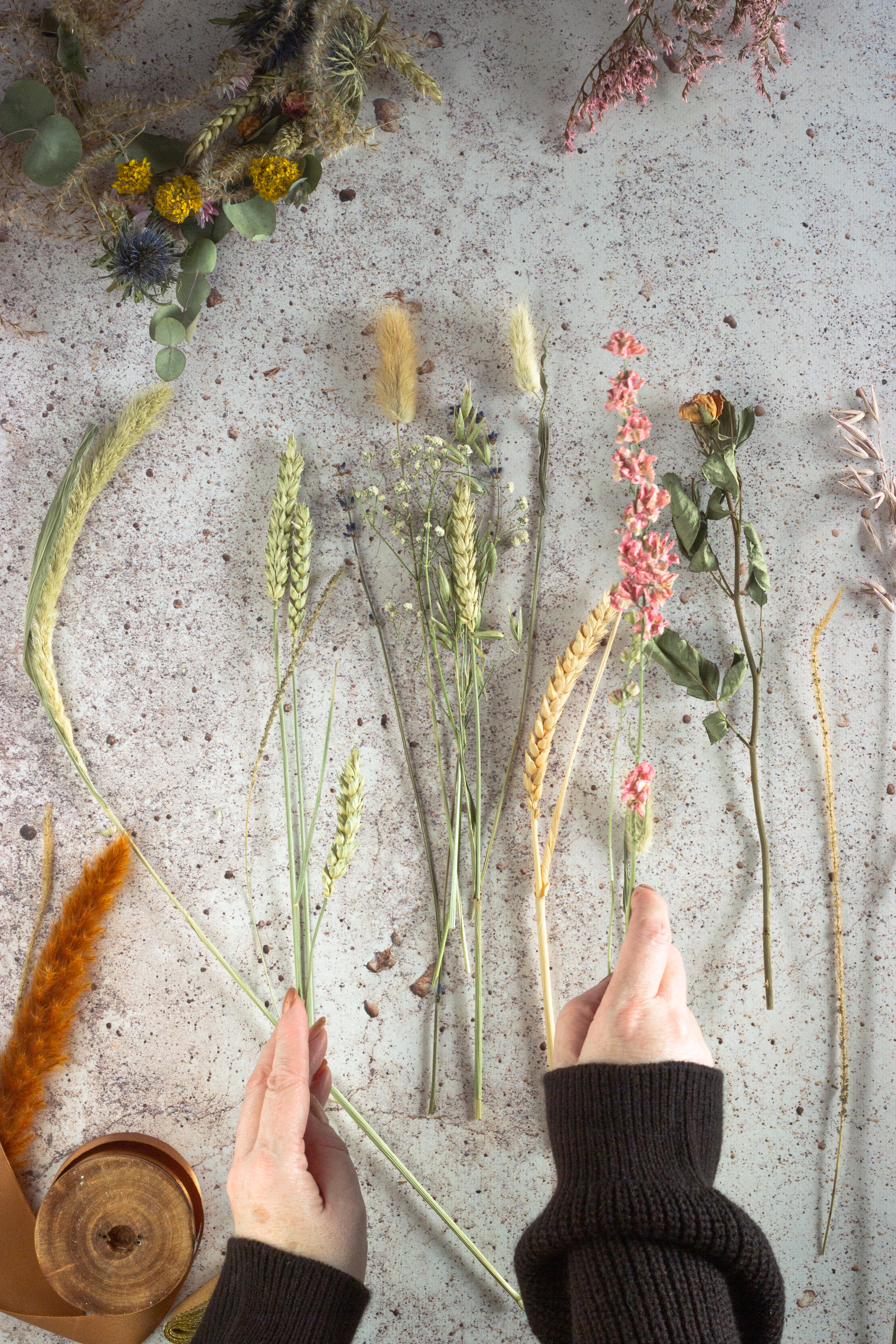 miscellaneous, hands, flowers, cones, miscellanea, bouquet, spikelets Full HD