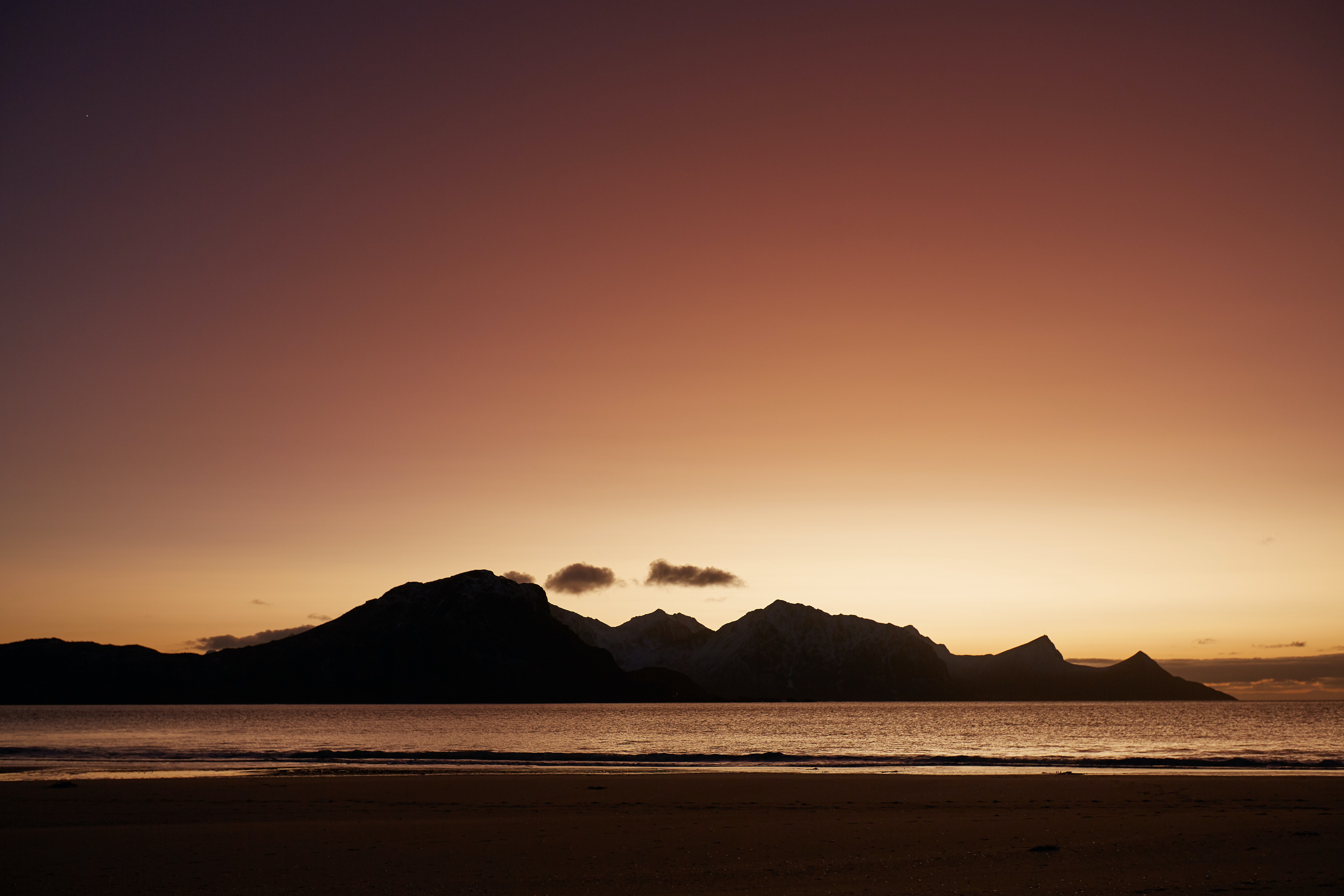 Laden Sie das Natur, Sunset, Sky, Mountains, Sea, Strand-Bild kostenlos auf Ihren PC-Desktop herunter