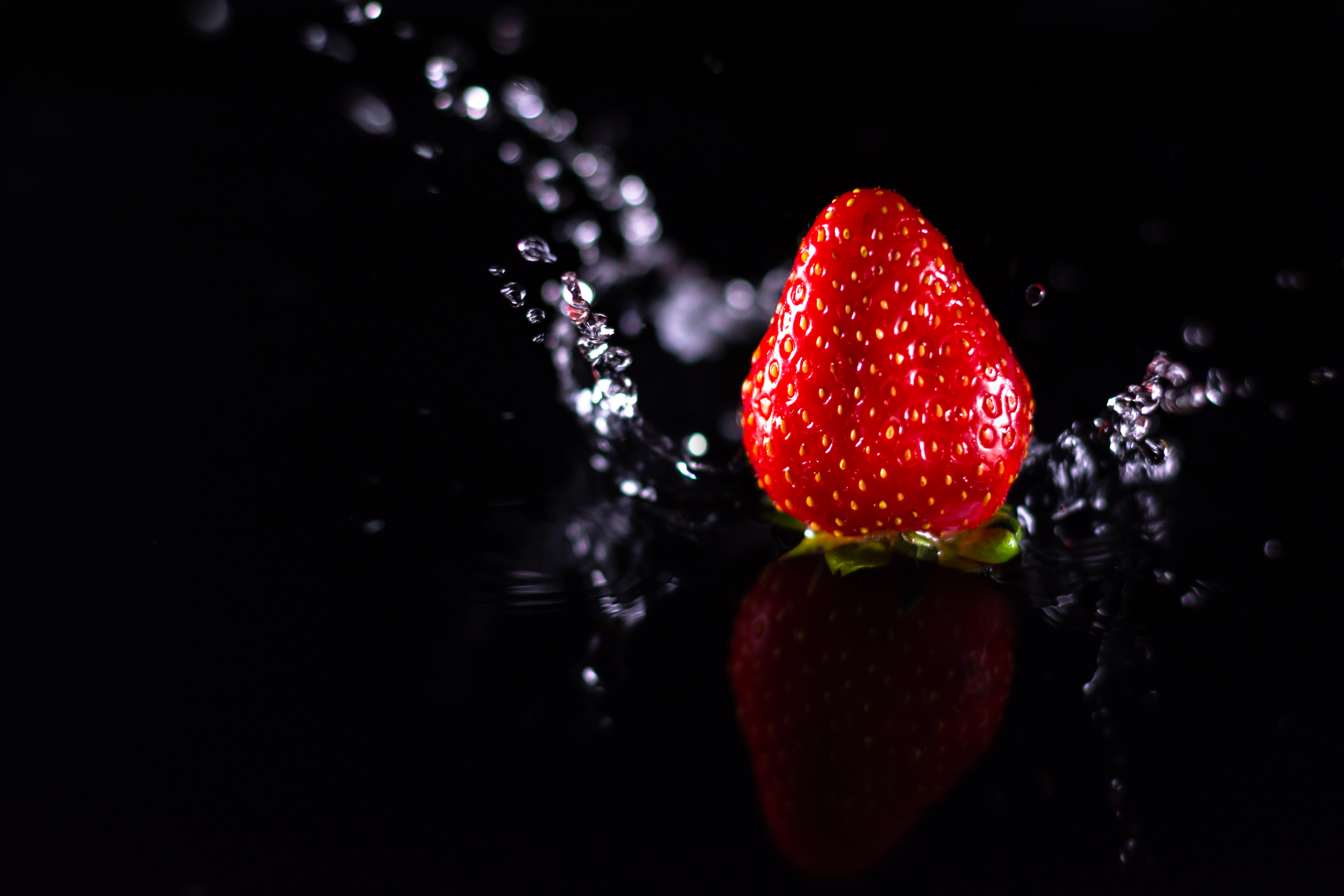 Free download wallpaper Macro, Berry, Water, Strawberry, Spray on your PC desktop