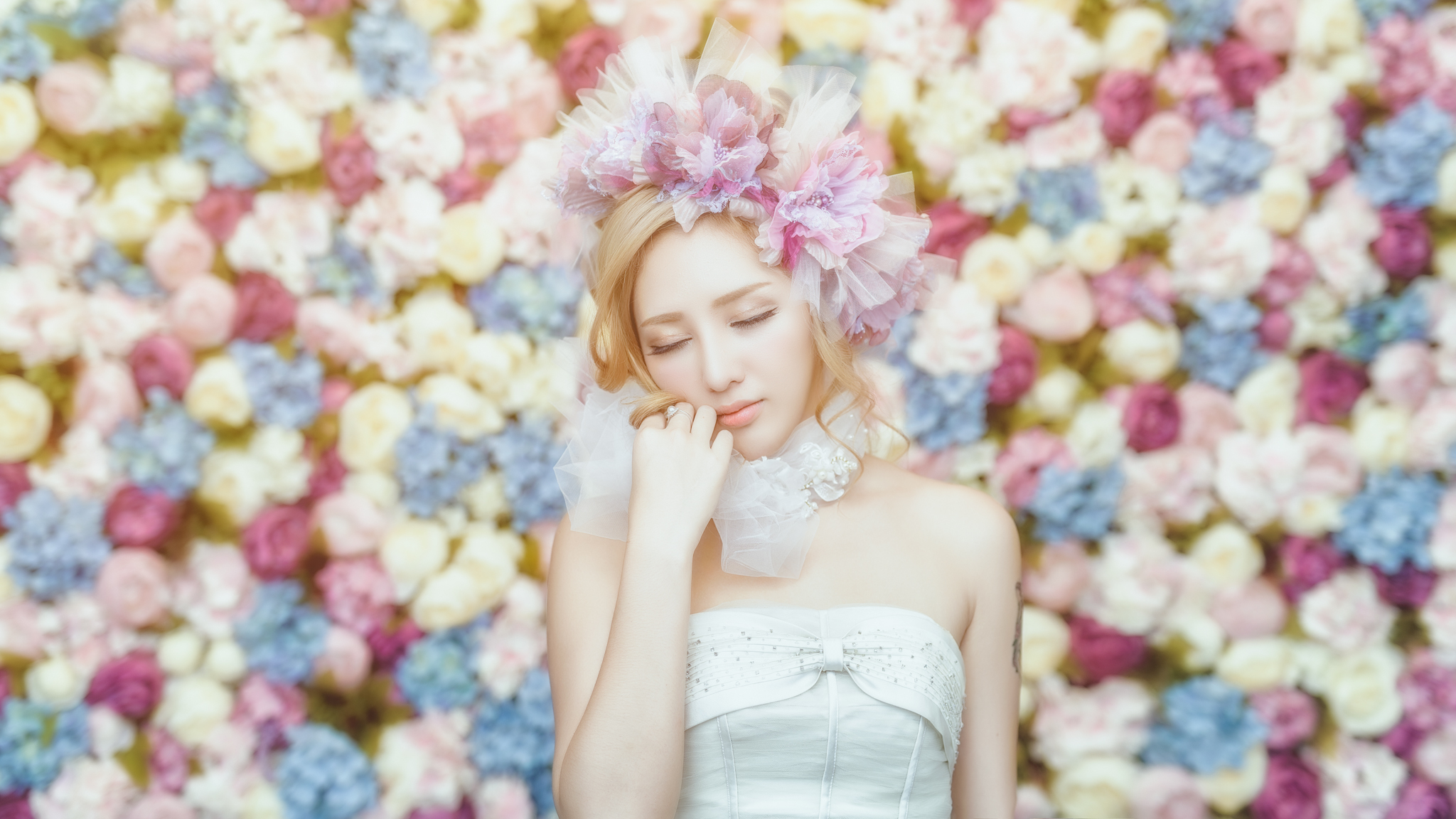 Free download wallpaper Flower, Blonde, Wreath, Bride, Model, Women, Asian, Wedding Dress on your PC desktop