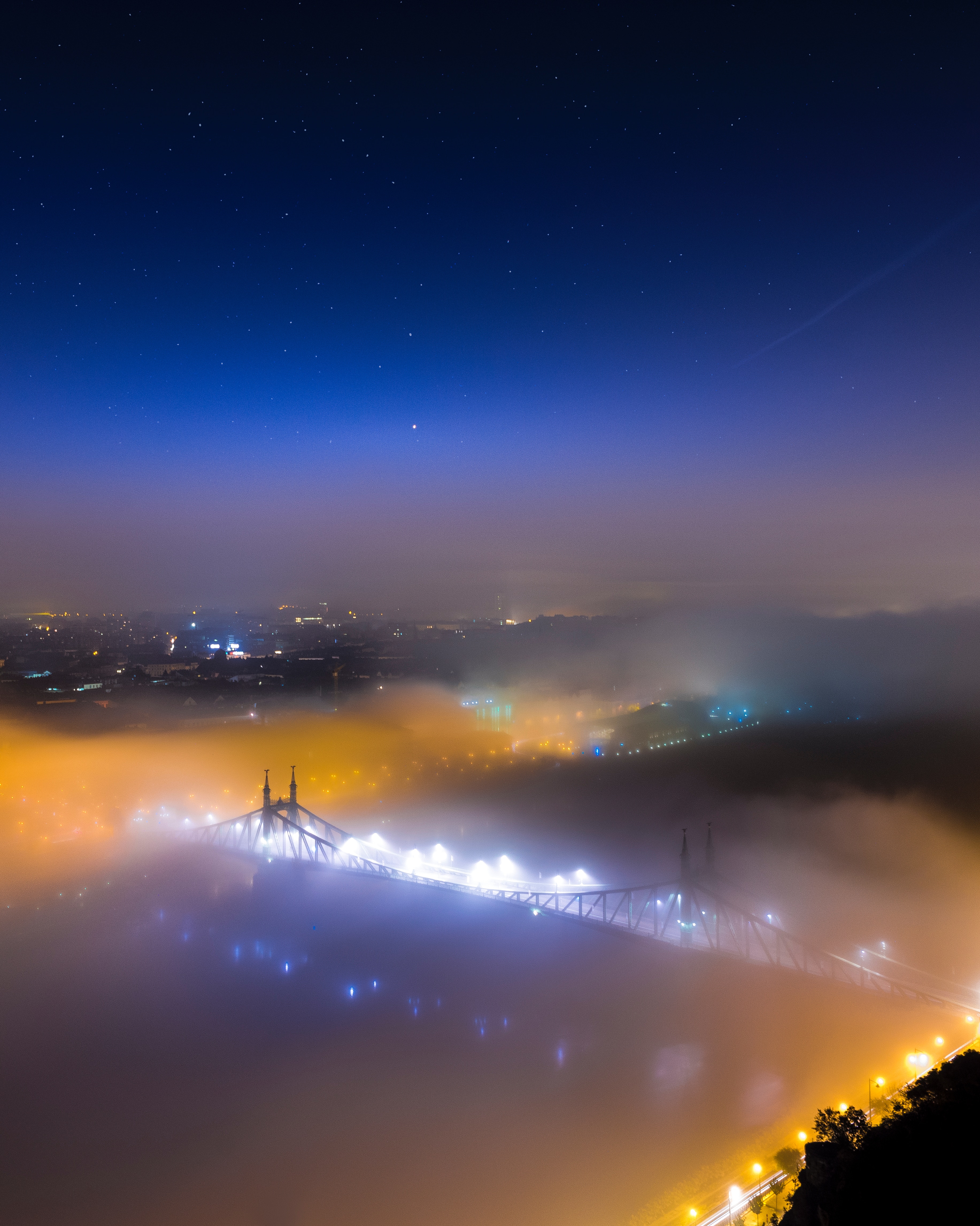 Скачать обои бесплатно Венгрия, Будапешт, Мост, Туман, Природа, Вид Сверху, Ночной Город картинка на рабочий стол ПК