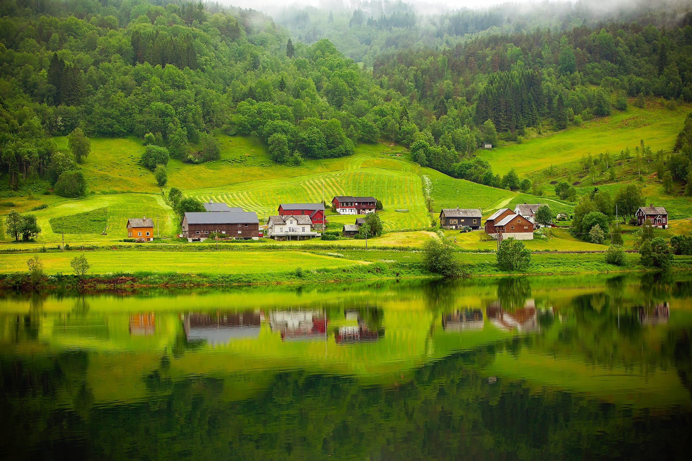 Handy-Wallpaper Landschaft, See, Wald, Haus, Norwegen, Fotografie, Spiegelung kostenlos herunterladen.