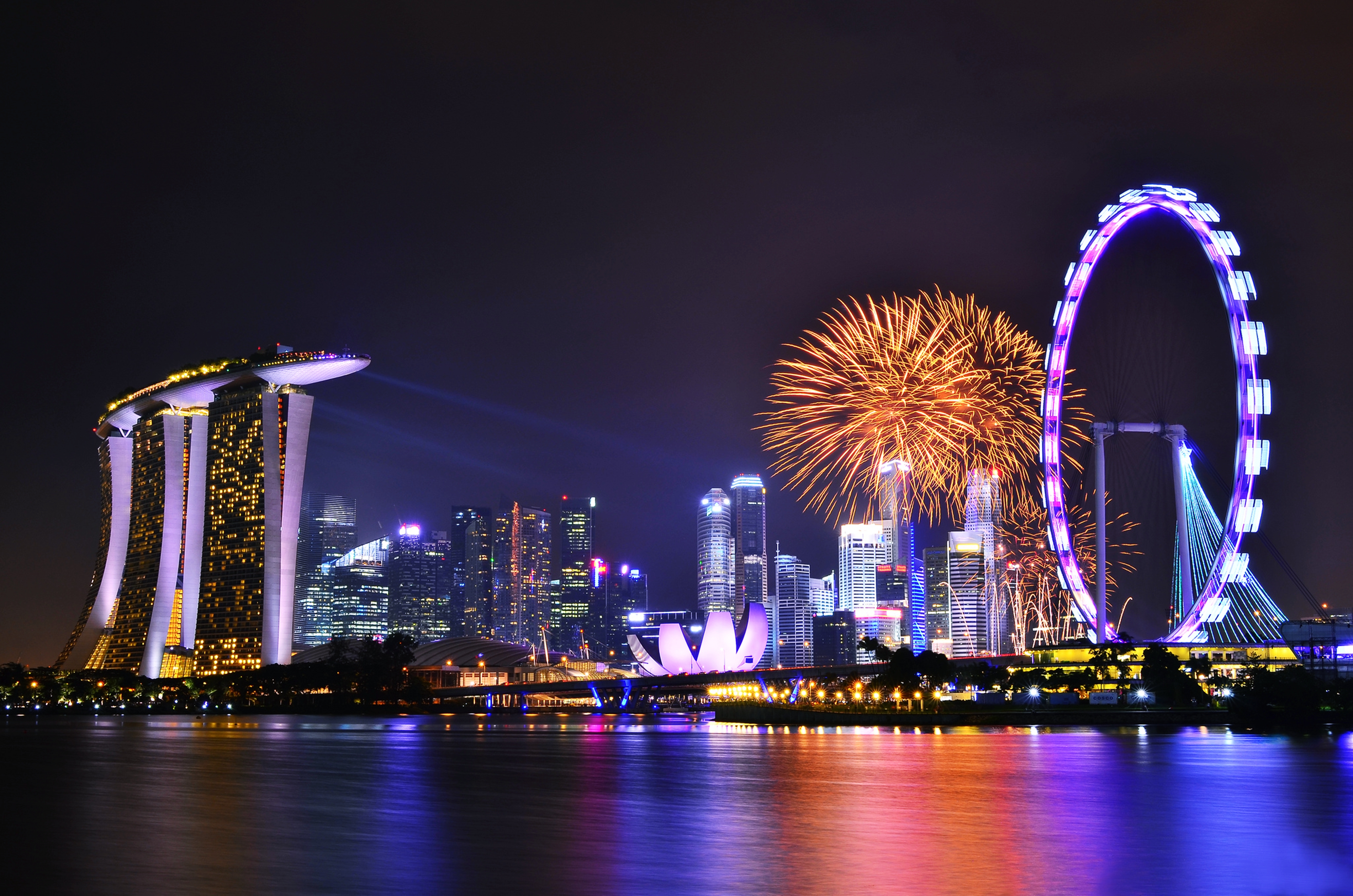 357574 descargar fondo de pantalla celebracion, hecho por el hombre, singapur, edificio, fuegos artificiales, luz, noche, rascacielos, ciudades: protectores de pantalla e imágenes gratis