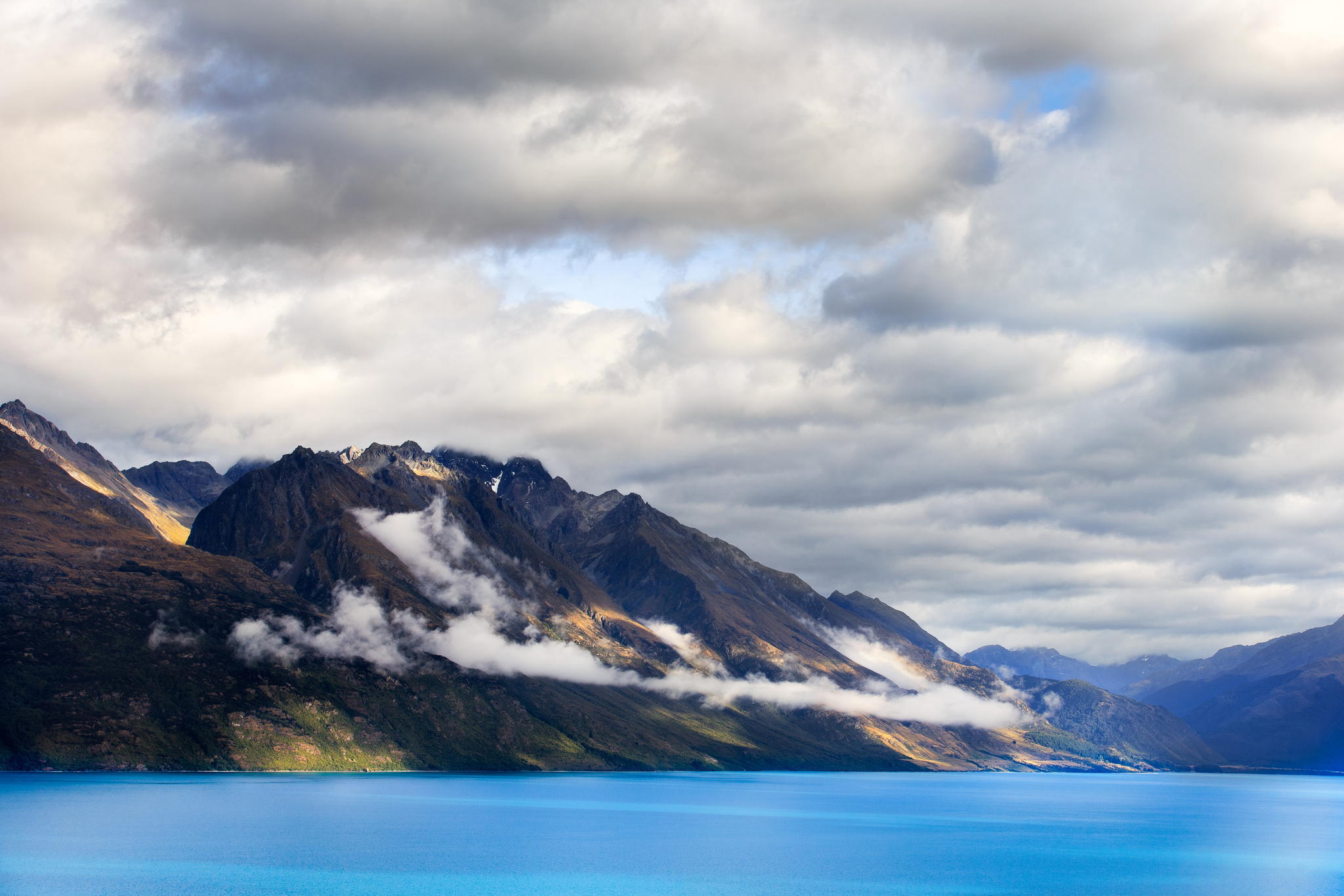 355146 скачать обои земля/природа, озеро вакатипу, туман, гора, новая зеландия, квинстаун (новая зеландия), озера - заставки и картинки бесплатно