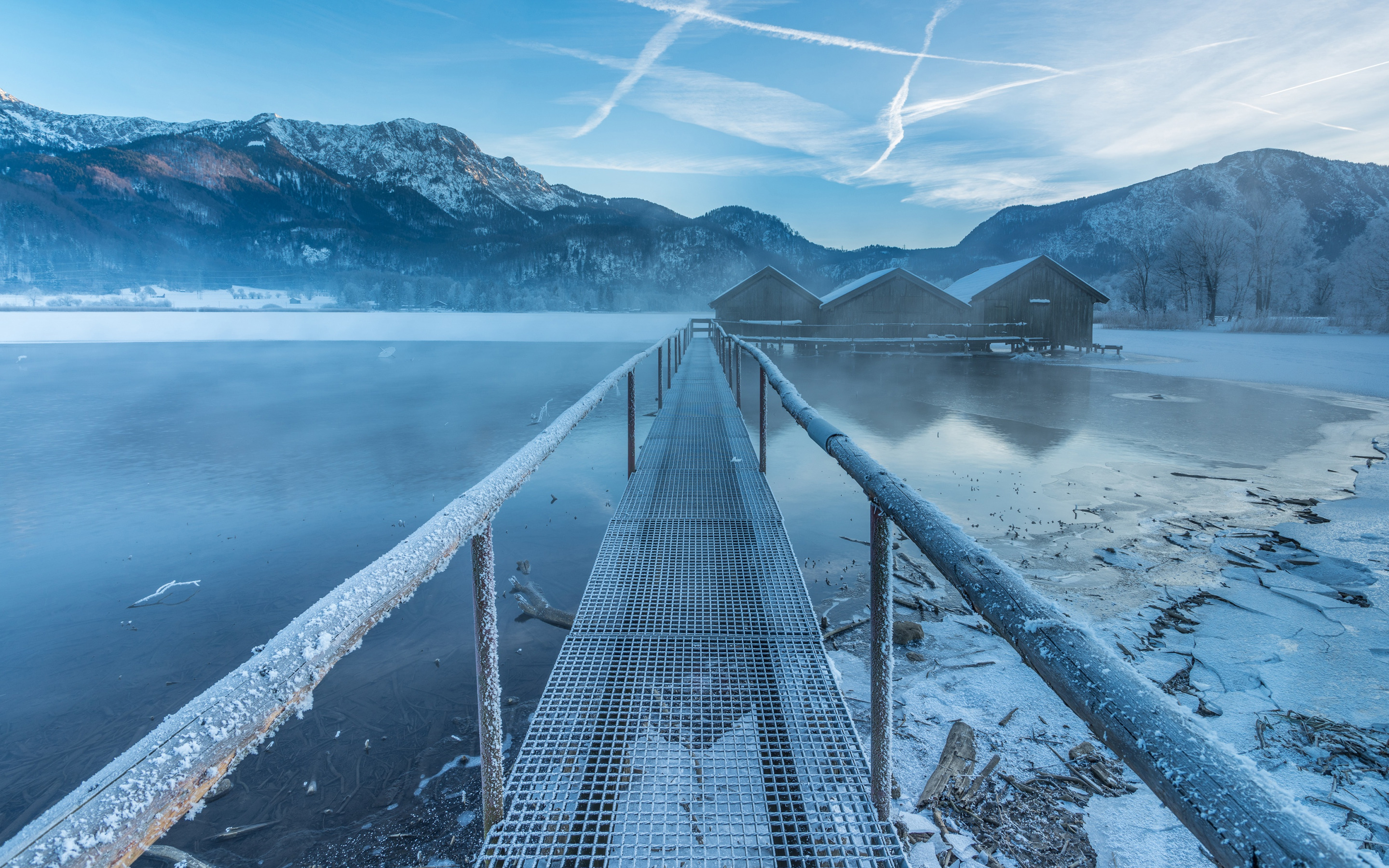 Handy-Wallpaper Winter, Schnee, See, Seebrücke, Nebel, Frost, Gebirge, Menschengemacht kostenlos herunterladen.