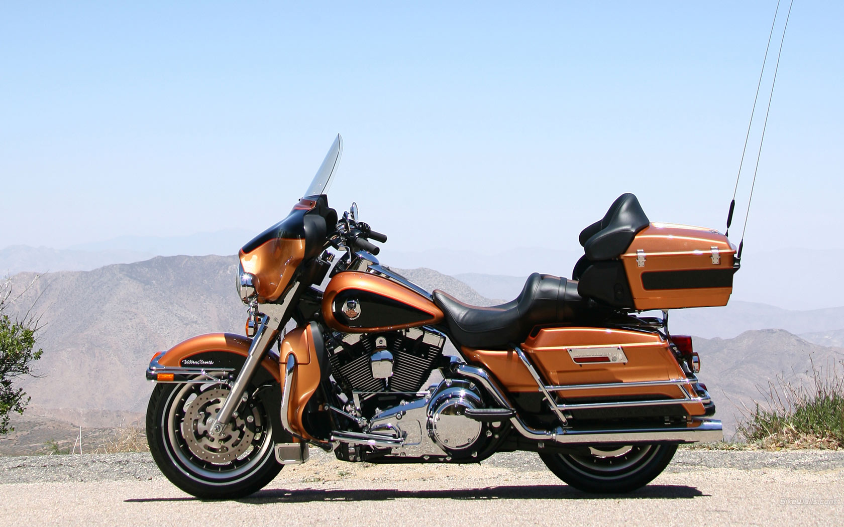 Завантажити шпалери Harley Davidson Road King на телефон безкоштовно