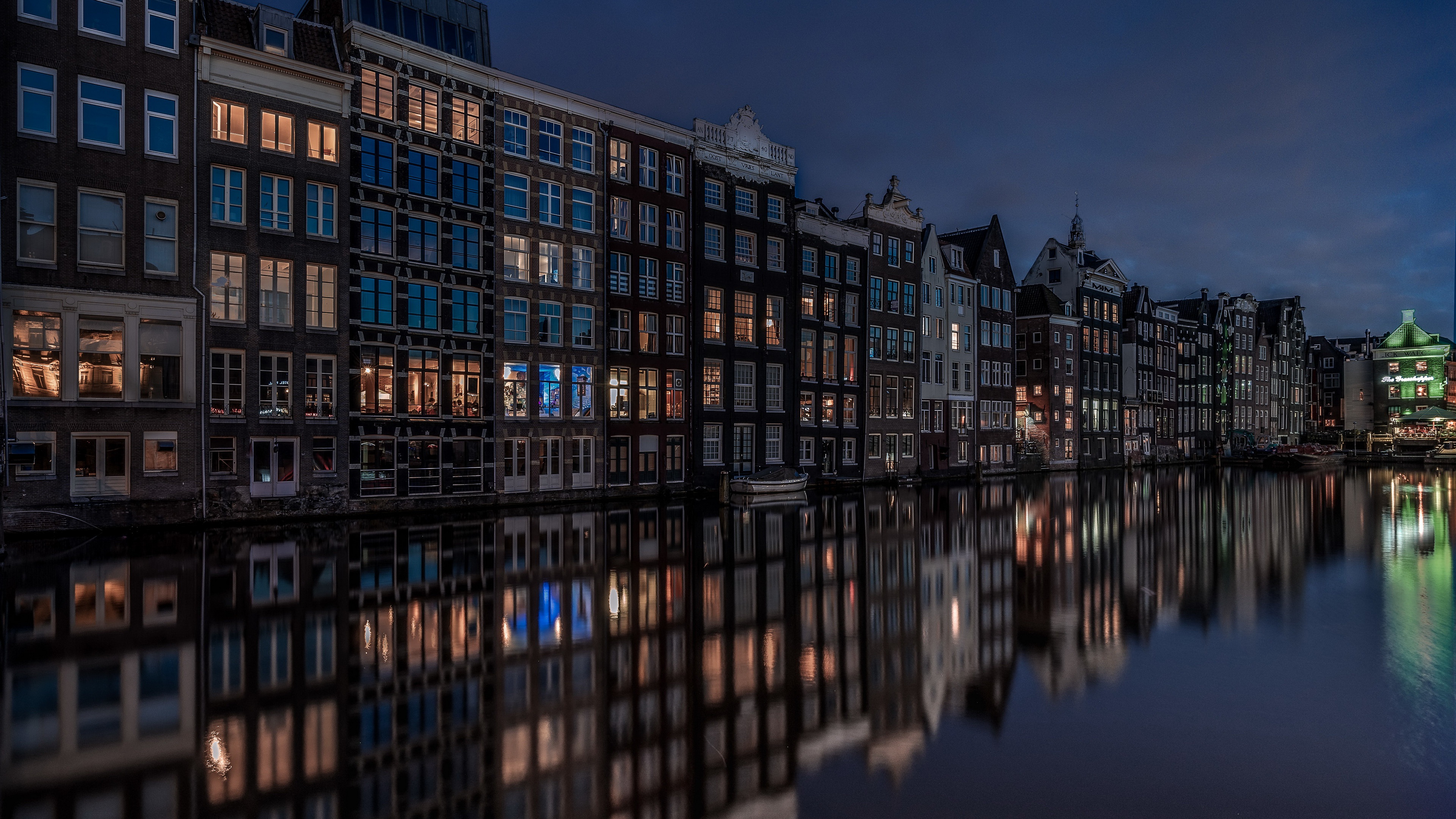 Скачать картинку Города, Город, Отражение, Дом, Здание, Нидерланды, Канал, Амстердам, Сделано Человеком в телефон бесплатно.