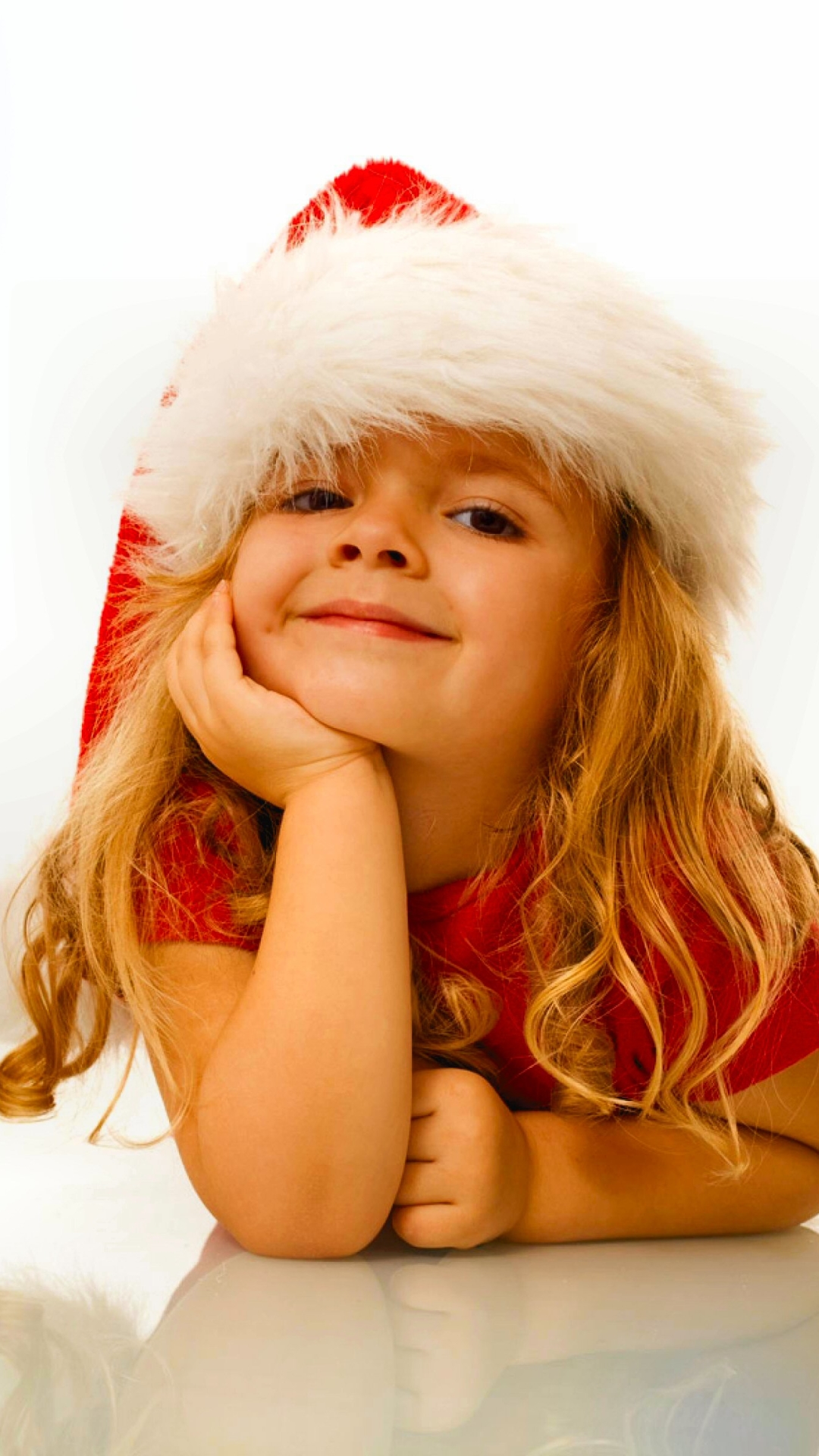 Baixar papel de parede para celular de Natal, Árvore De Natal, Filho, Criança, Bonitinho, Fofo, Feriados, Gorro Do Papai Noel gratuito.