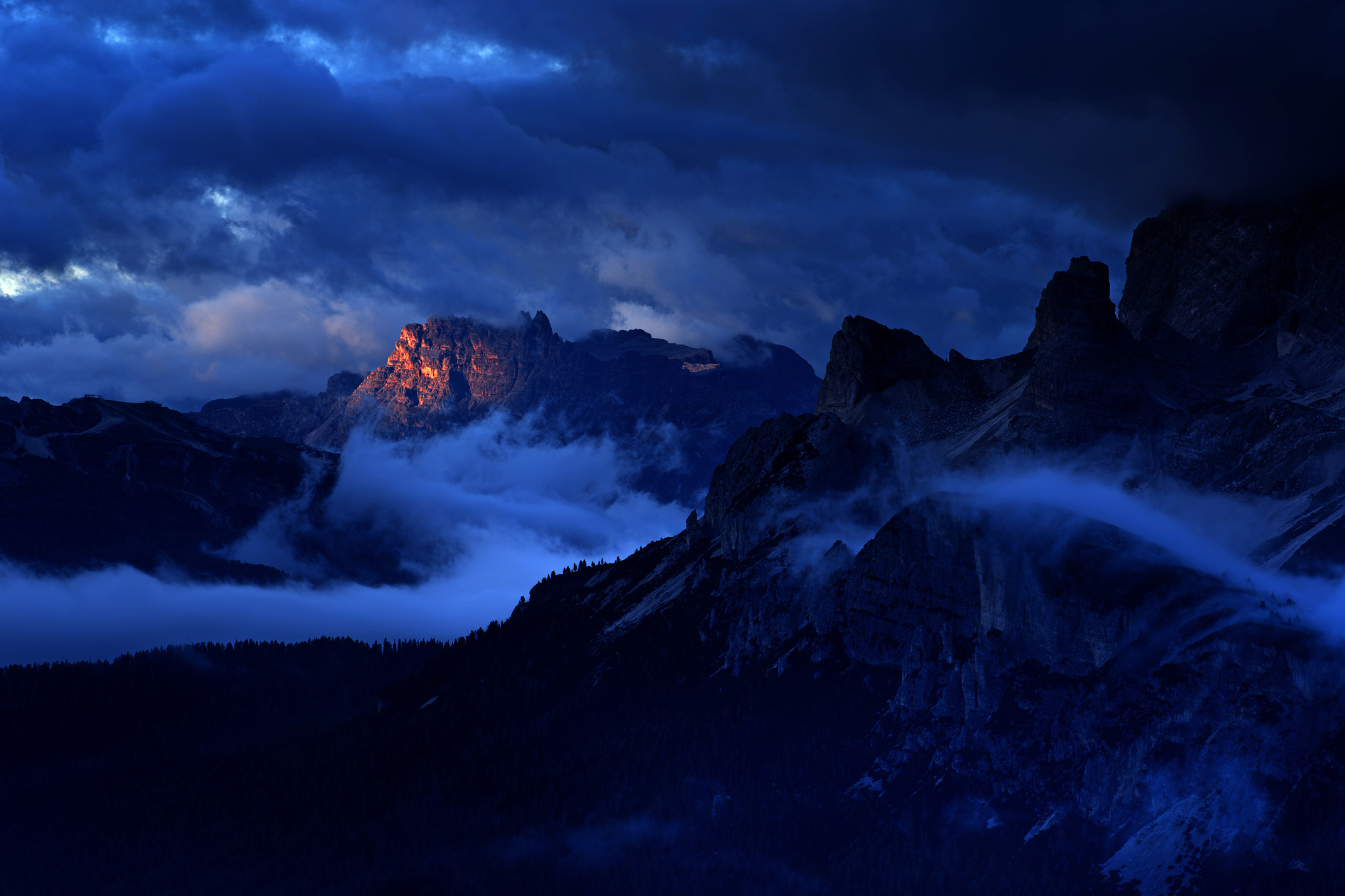 384806 скачать обои туман, гора, италия, земля/природа, синий, доломитовые альпы, ночь, горы - заставки и картинки бесплатно