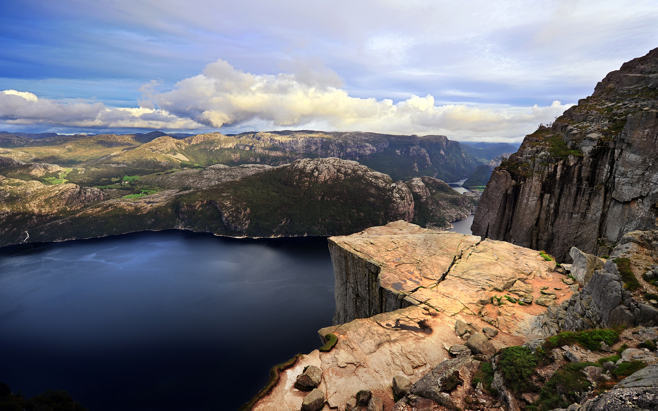 165607 завантажити шпалери норвегія, скеля, земля, пейзаж, синій, хмара, фіорд, гора, preikestolen, небо - заставки і картинки безкоштовно