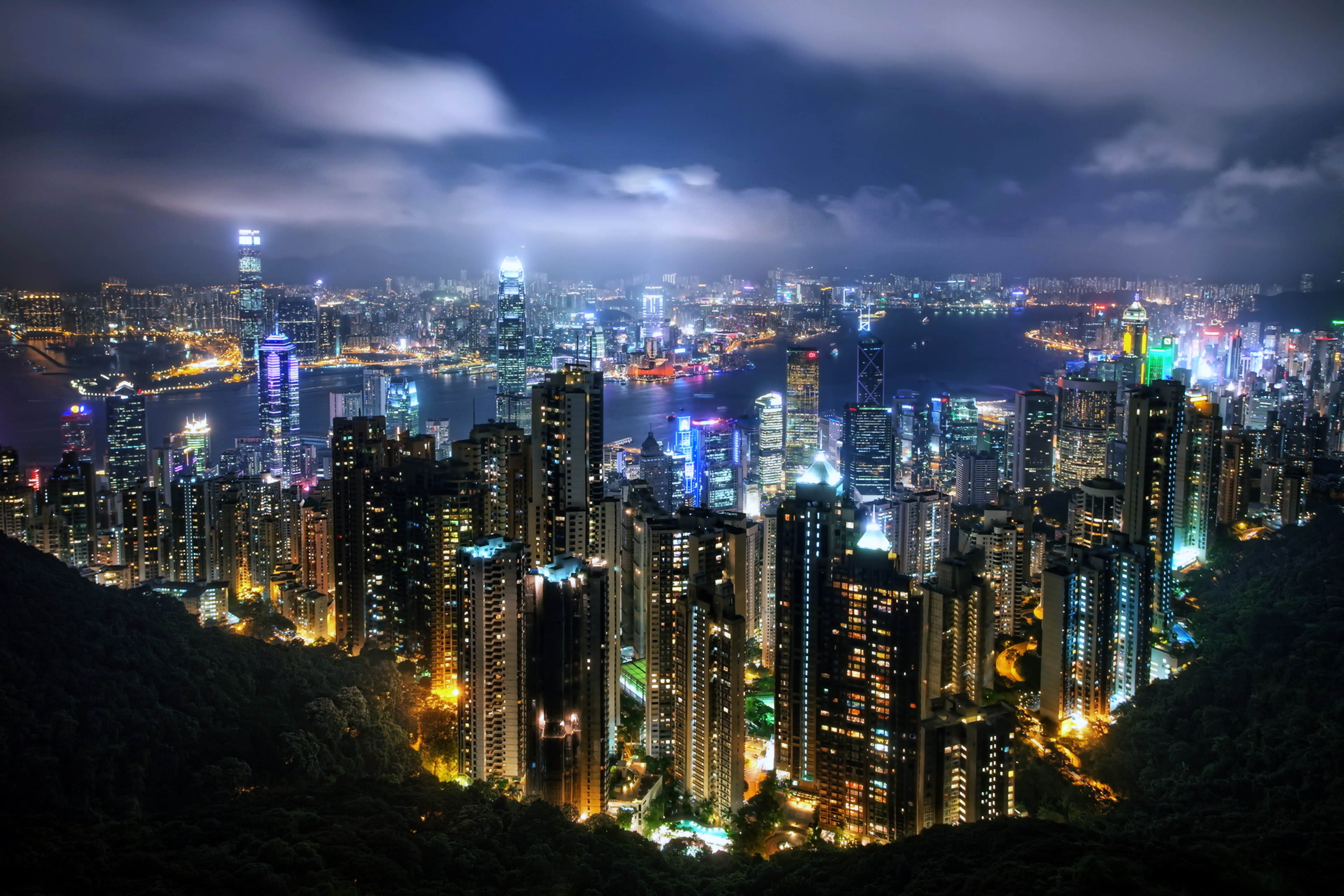 Laden Sie das Städte, Wolkenkratzer, Gebäude, Licht, Hongkong, Nacht, Menschengemacht, Großstadt-Bild kostenlos auf Ihren PC-Desktop herunter