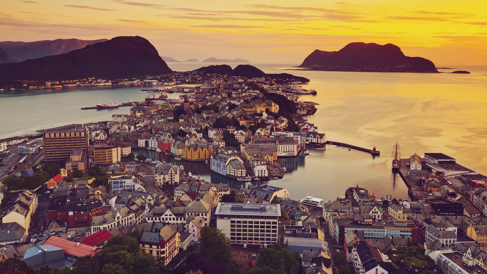 115715 скачать картинку дома, норвегия, закат, города, город, океан, вид - обои и заставки бесплатно