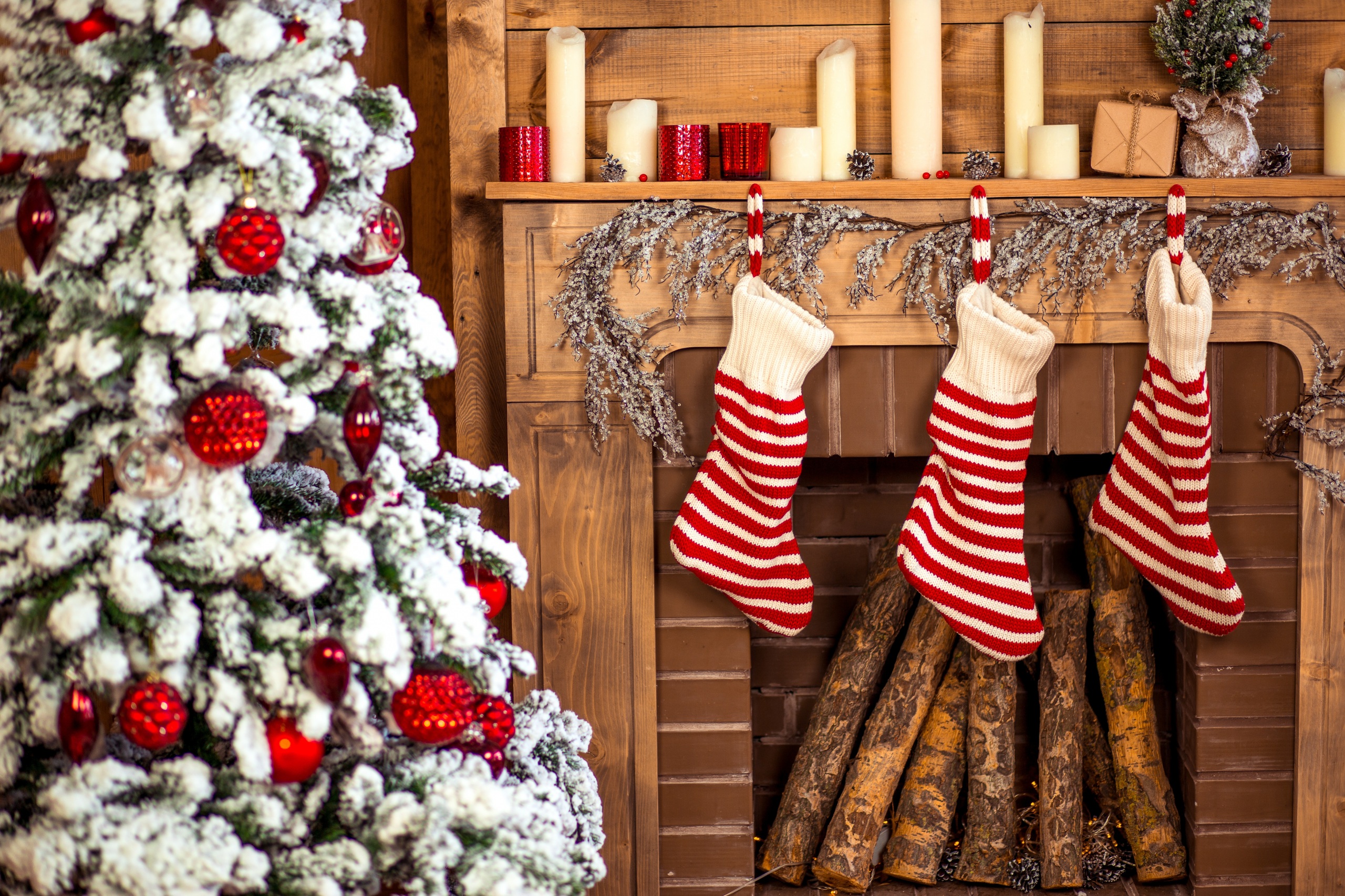 964330 завантажити картинку свято, різдво, димар, різдвяні прикраси, різдвяні шкарпетки, різдвяна ялинка, шкарпетки, деревина, дерев'яний - шпалери і заставки безкоштовно
