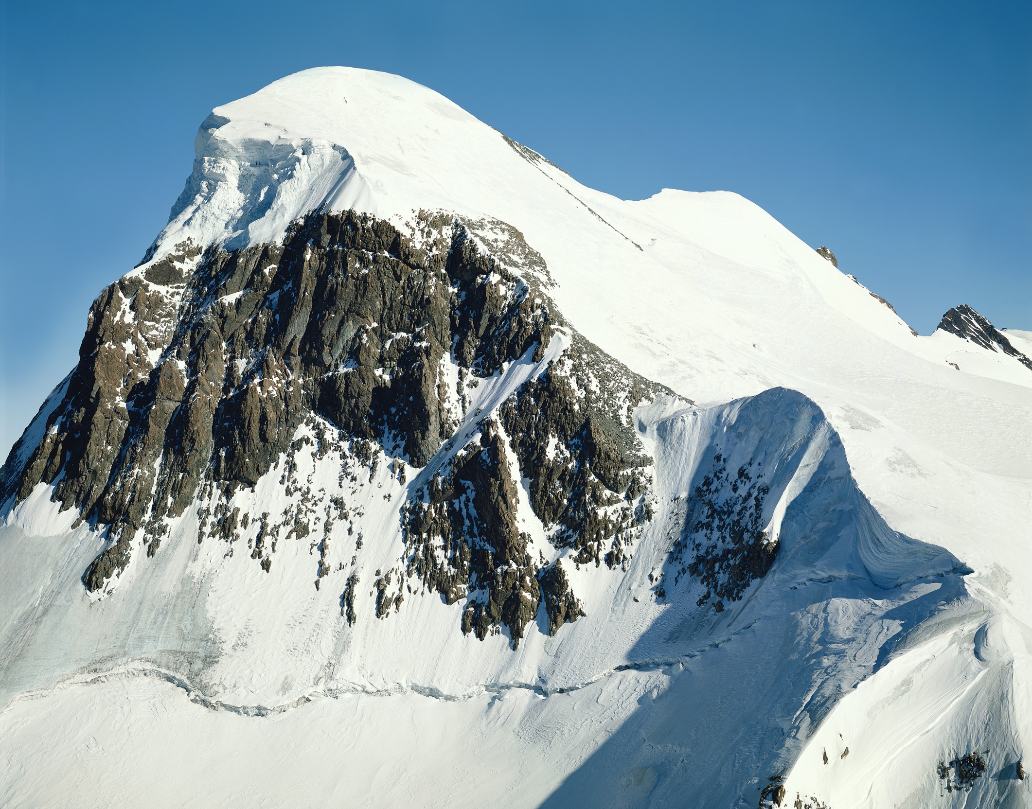 156507 скачать картинку гора, снег, природа, скала, вершина, голубой, высота, белый, серый - обои и заставки бесплатно