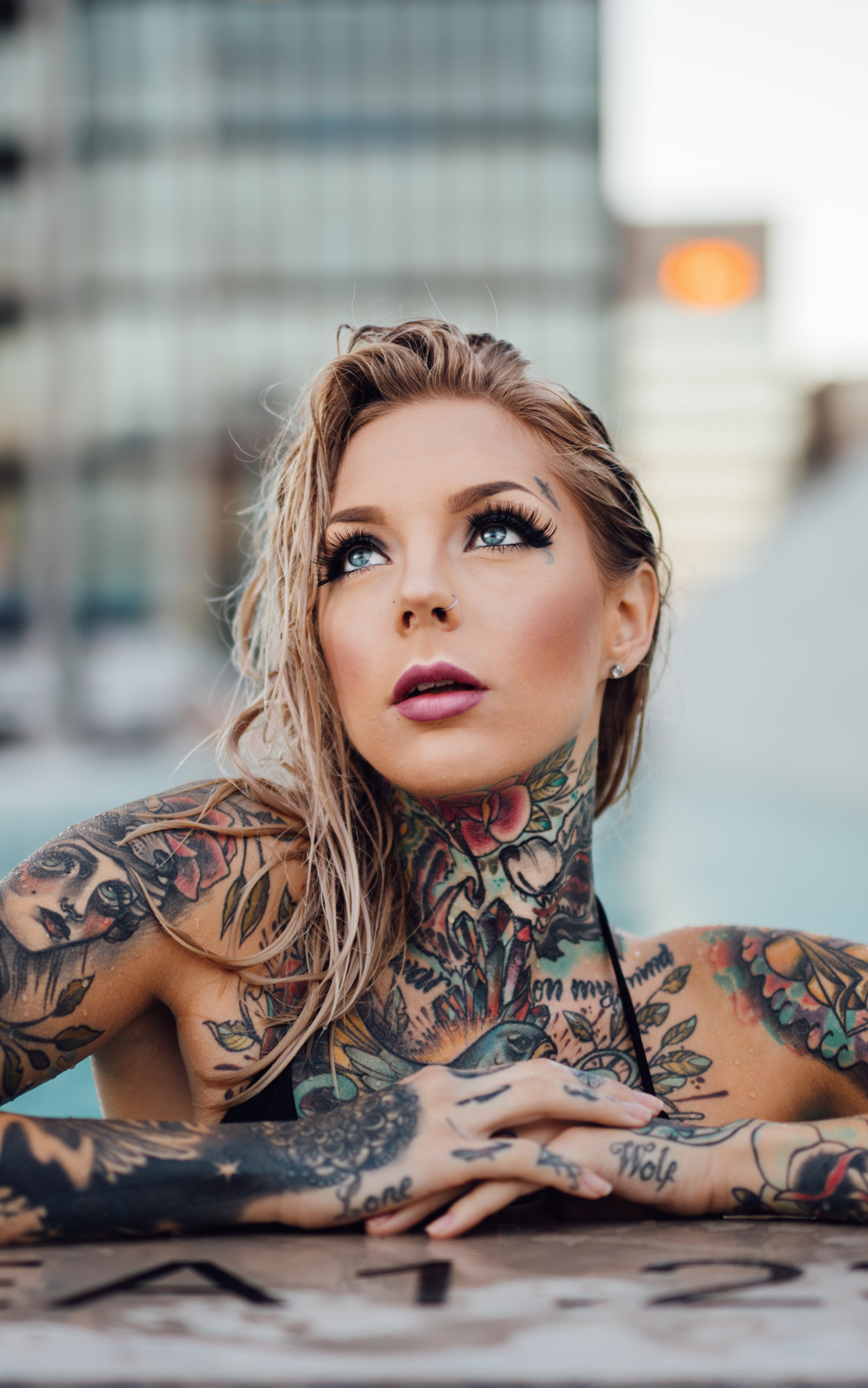 Baixar papel de parede para celular de Tatuagem, Loiro, Olhos Azuis, Modelo, Mulheres, Cabelo Loiro gratuito.