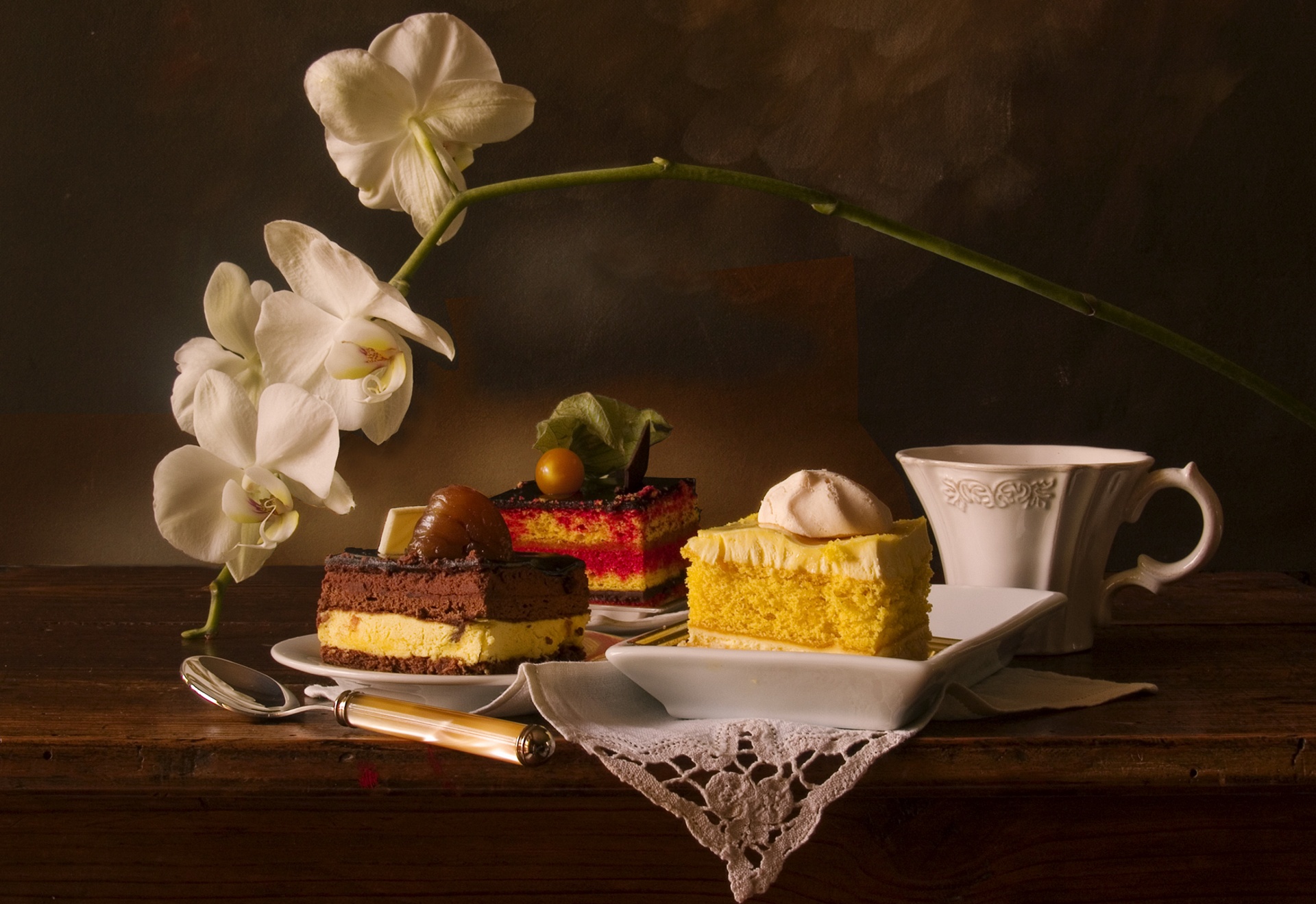 Handy-Wallpaper Dessert, Tasse, Fotografie, Orchidee, Weiße Blume, Stillleben kostenlos herunterladen.