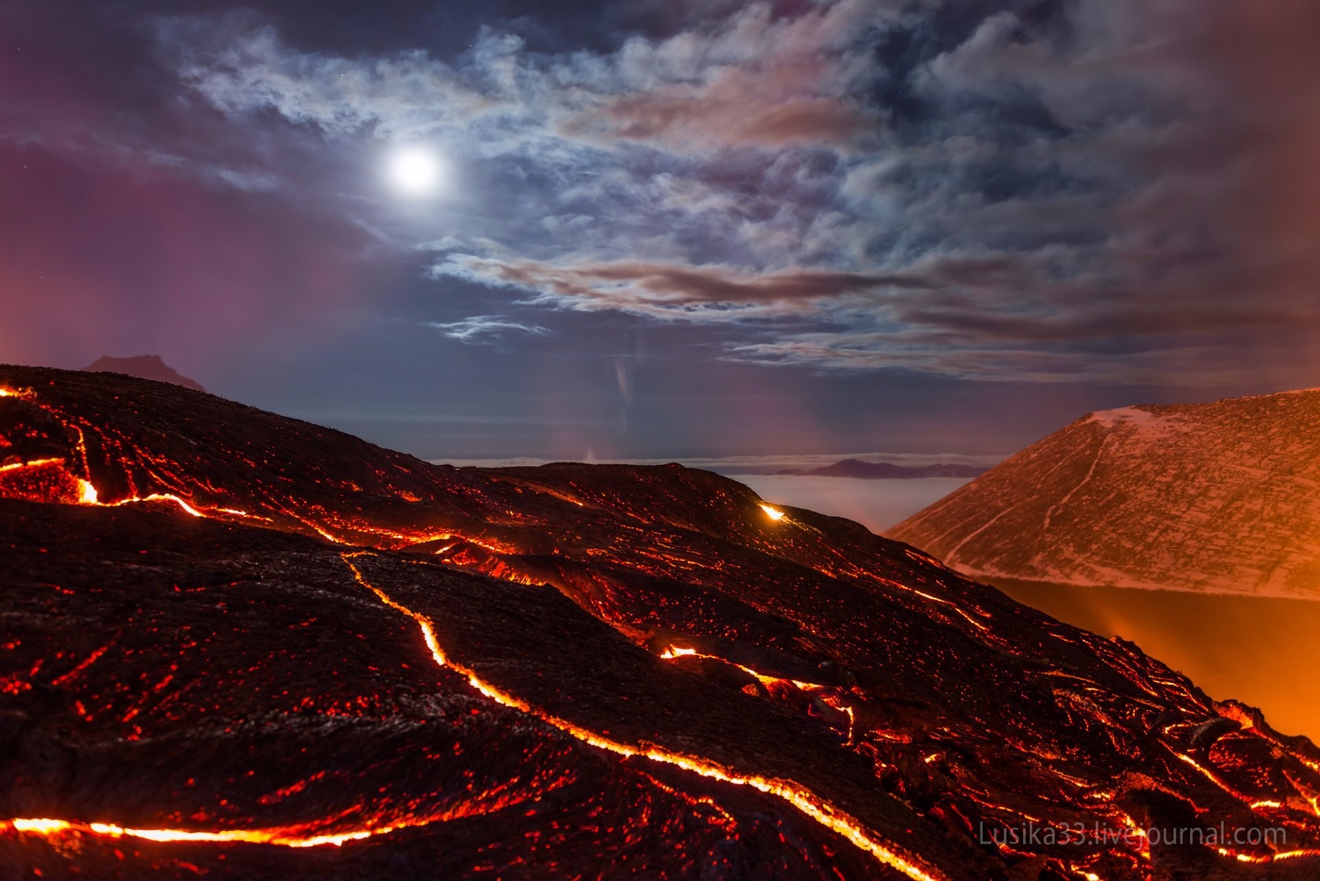 403588 descargar imagen tierra/naturaleza, volcán, nube, fuego, lava, luna, luz de la luna, montaña, volcanes: fondos de pantalla y protectores de pantalla gratis