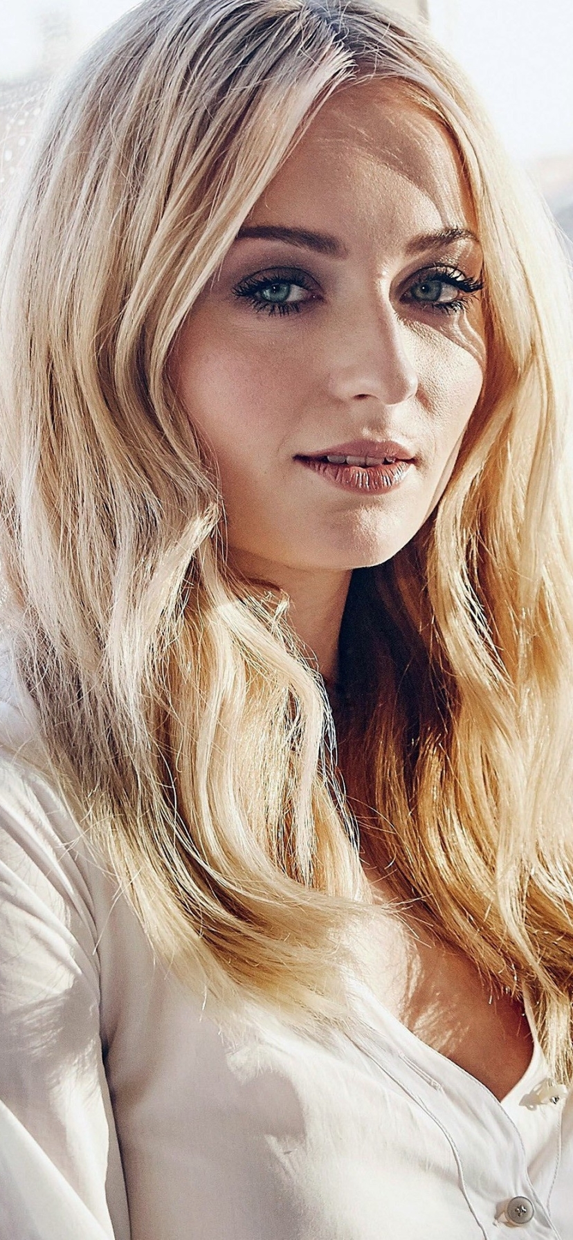 Download mobile wallpaper Blonde, English, Blue Eyes, Celebrity, Actress, Sophie Turner for free.