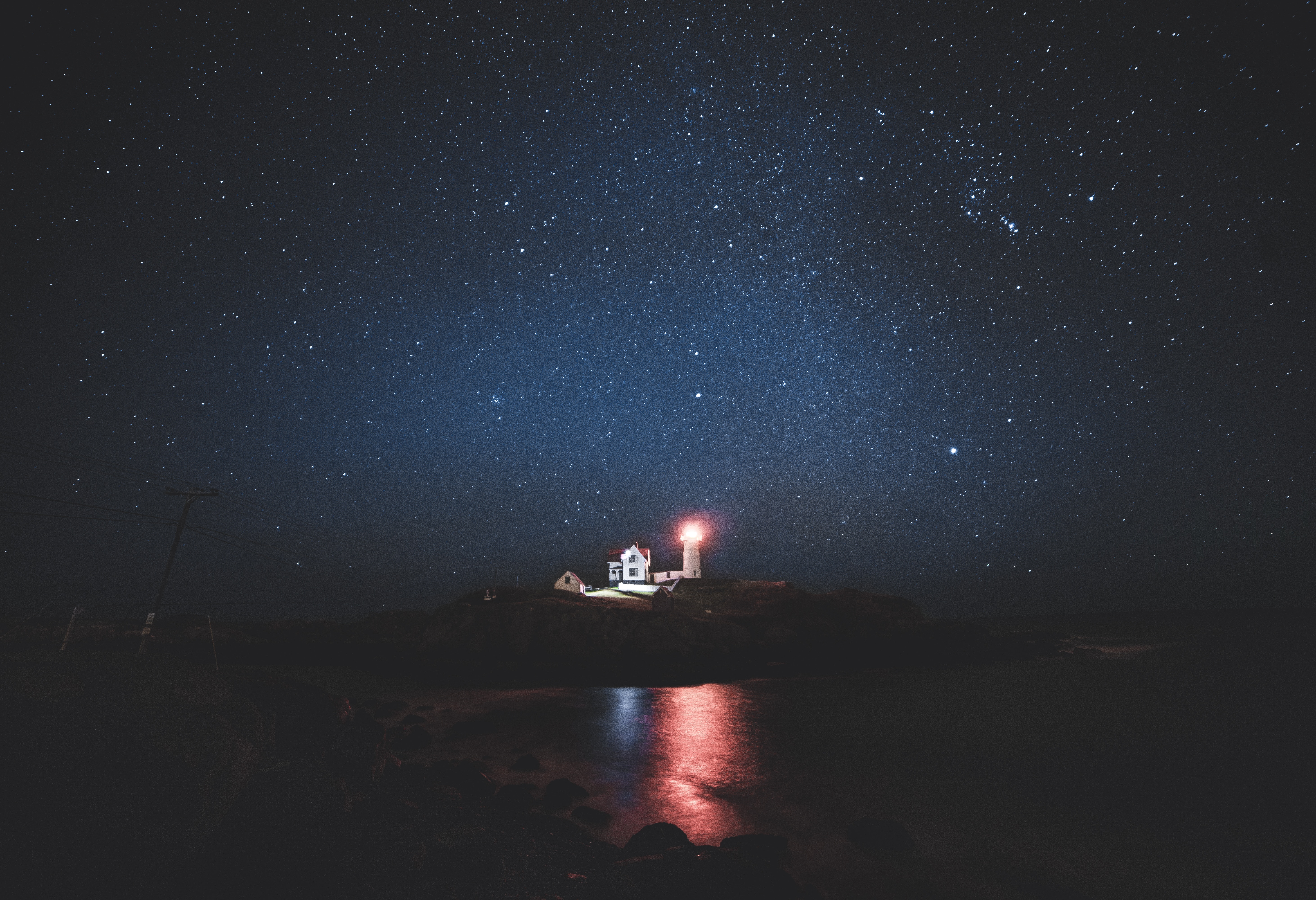 Laden Sie das Leuchtturm, Nacht, Meer, Menschengemacht, Sternenklarer Himmel-Bild kostenlos auf Ihren PC-Desktop herunter