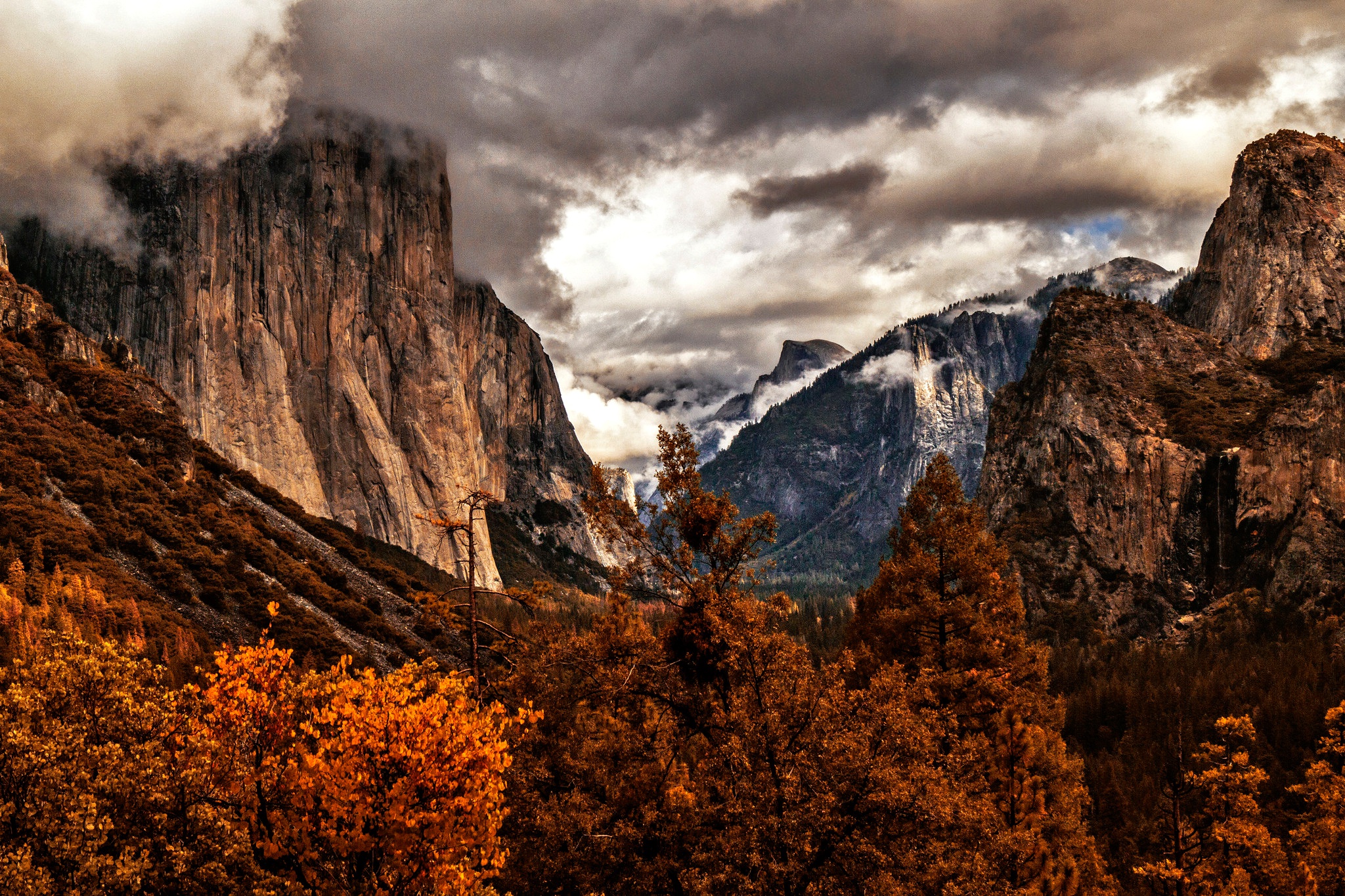 Handy-Wallpaper Landschaft, Natur, Herbst, Klippe, Gebirge, Wolke, Berge, Erde/natur kostenlos herunterladen.