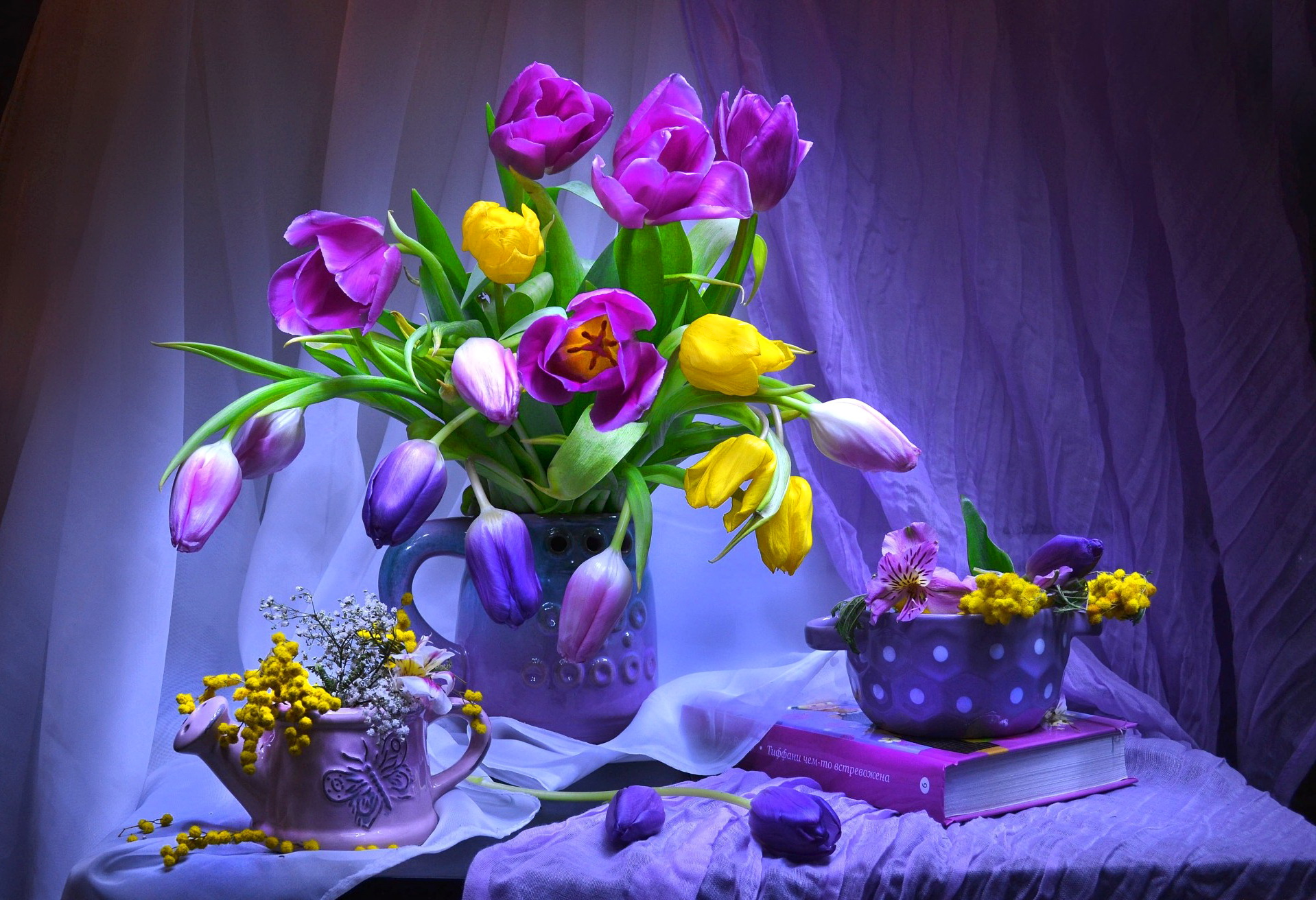 774146 скачать обои желтый цветок, фиолетовый цветок, кувшин, пурпурный, натюрморт, цветок, тюльпан, фотографии, книга, штора - заставки и картинки бесплатно