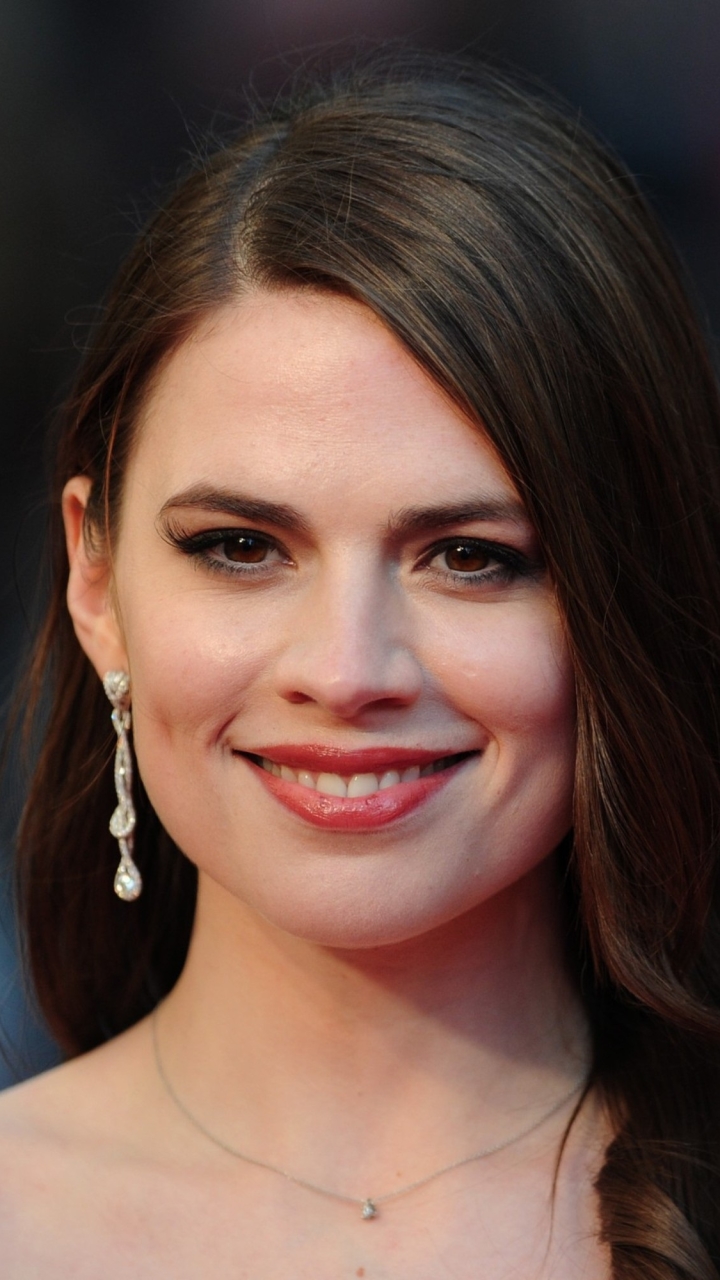 Handy-Wallpaper Lächeln, Gesicht, Ohrringe, Braune Augen, Berühmtheiten, Darstellerin, Hayley Atwell kostenlos herunterladen.