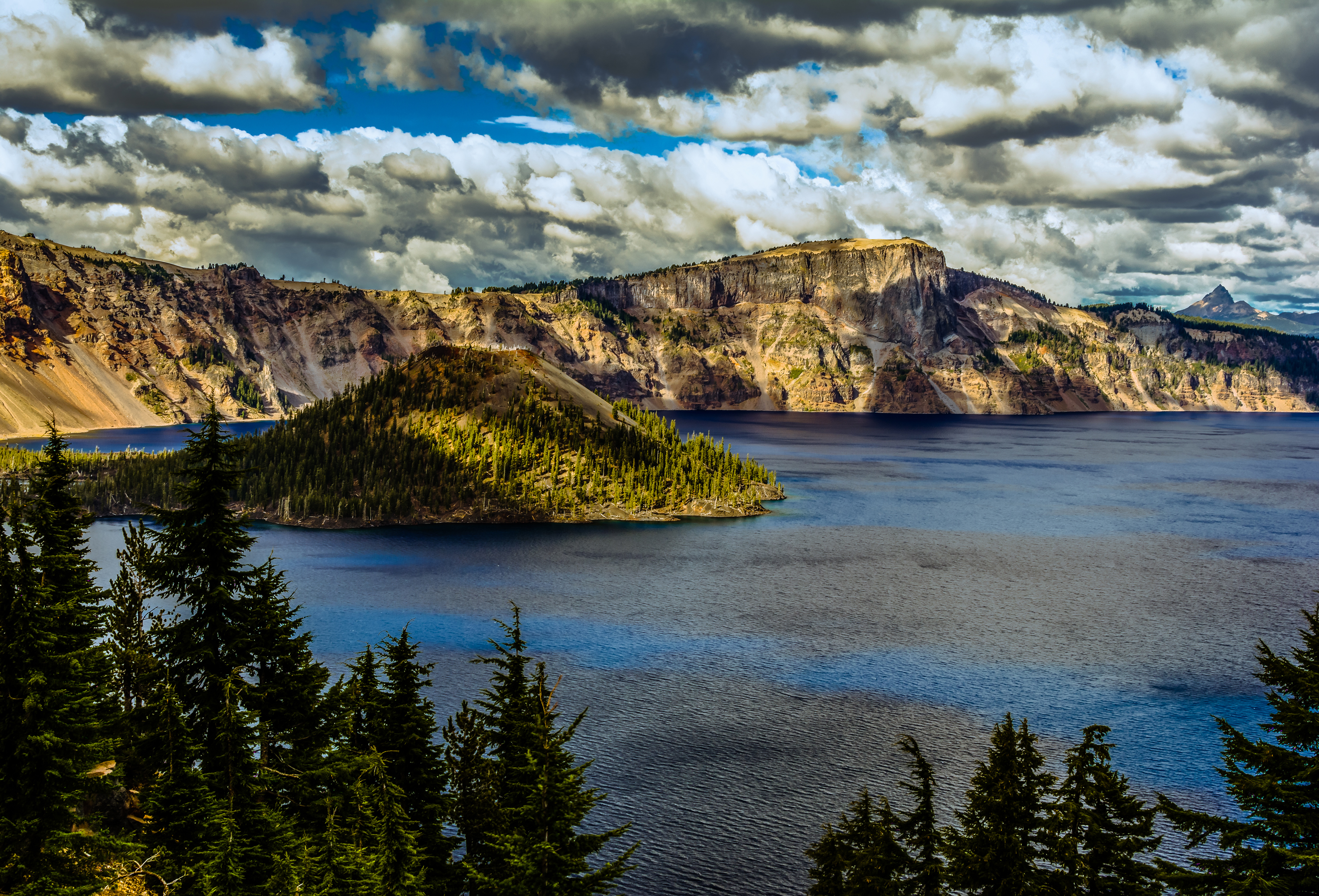 Скачати мобільні шпалери Природа, Сша, Озеро, Земля, Острів, Хмара, Орегон, Кратерне Озеро безкоштовно.
