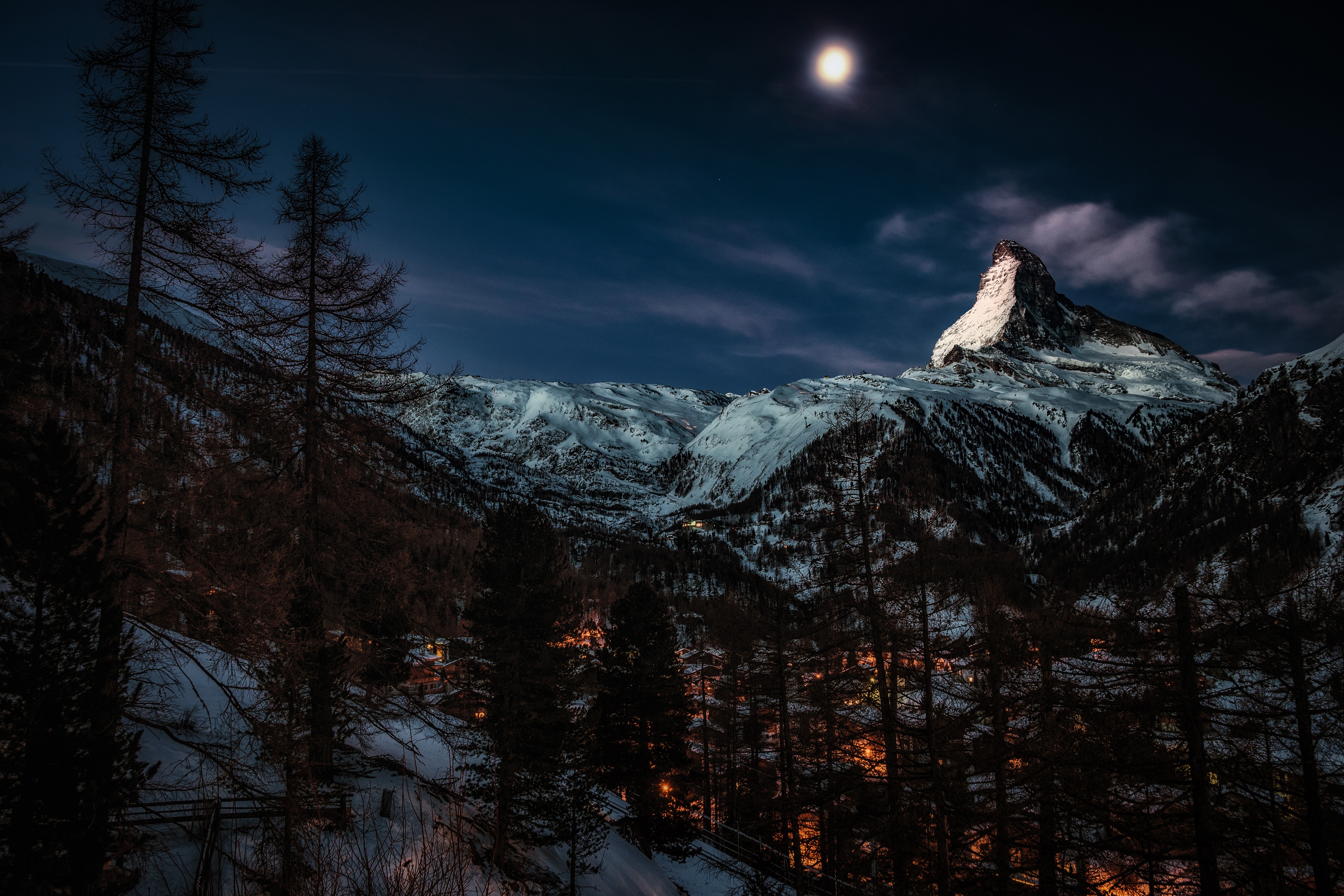 Скачать картинку Зима, Ночь, Луна, Гора, Лес, Фотографии в телефон бесплатно.