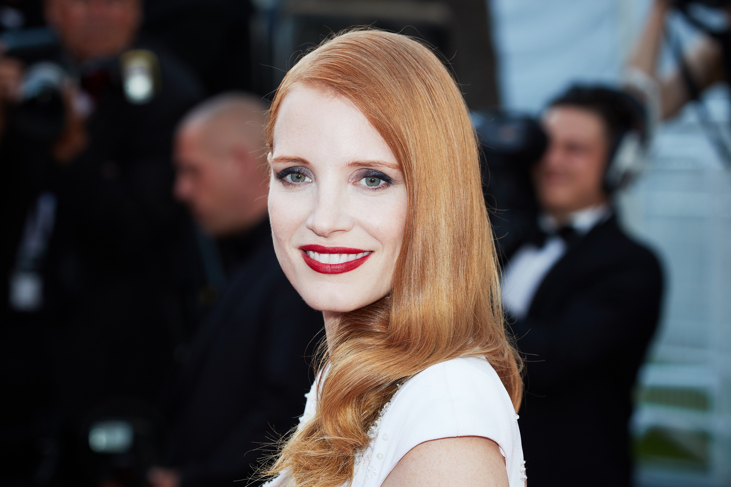 Download mobile wallpaper Smile, Redhead, Blue Eyes, American, Celebrity, Actress, Lipstick, Jessica Chastain for free.