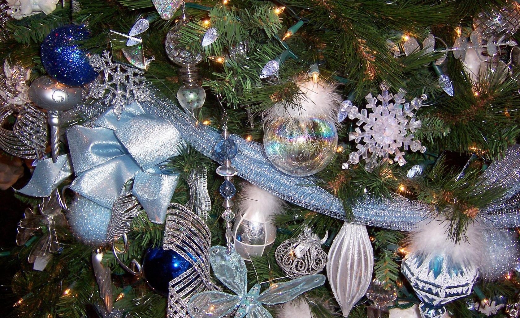 66540 Bild herunterladen feiertage, neujahr, dekoration, schneeflocken, neues jahr, urlaub, bogen, weihnachtsschmuck, weihnachtsbaum spielzeug, weihnachtsbaum - Hintergrundbilder und Bildschirmschoner kostenlos