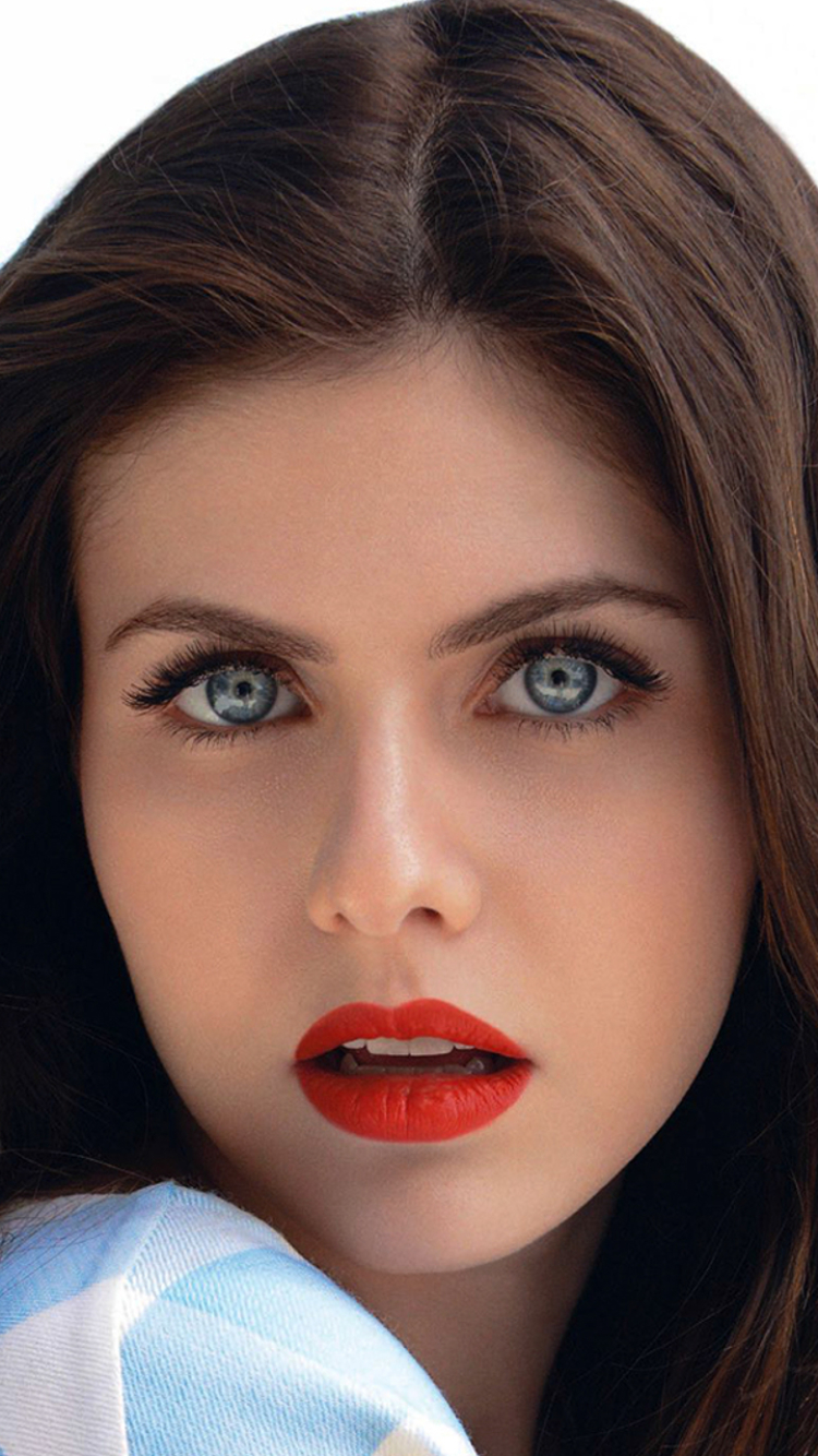 Download mobile wallpaper Face, Brunette, Blue Eyes, American, Celebrity, Actress, Lipstick, Alexandra Daddario for free.