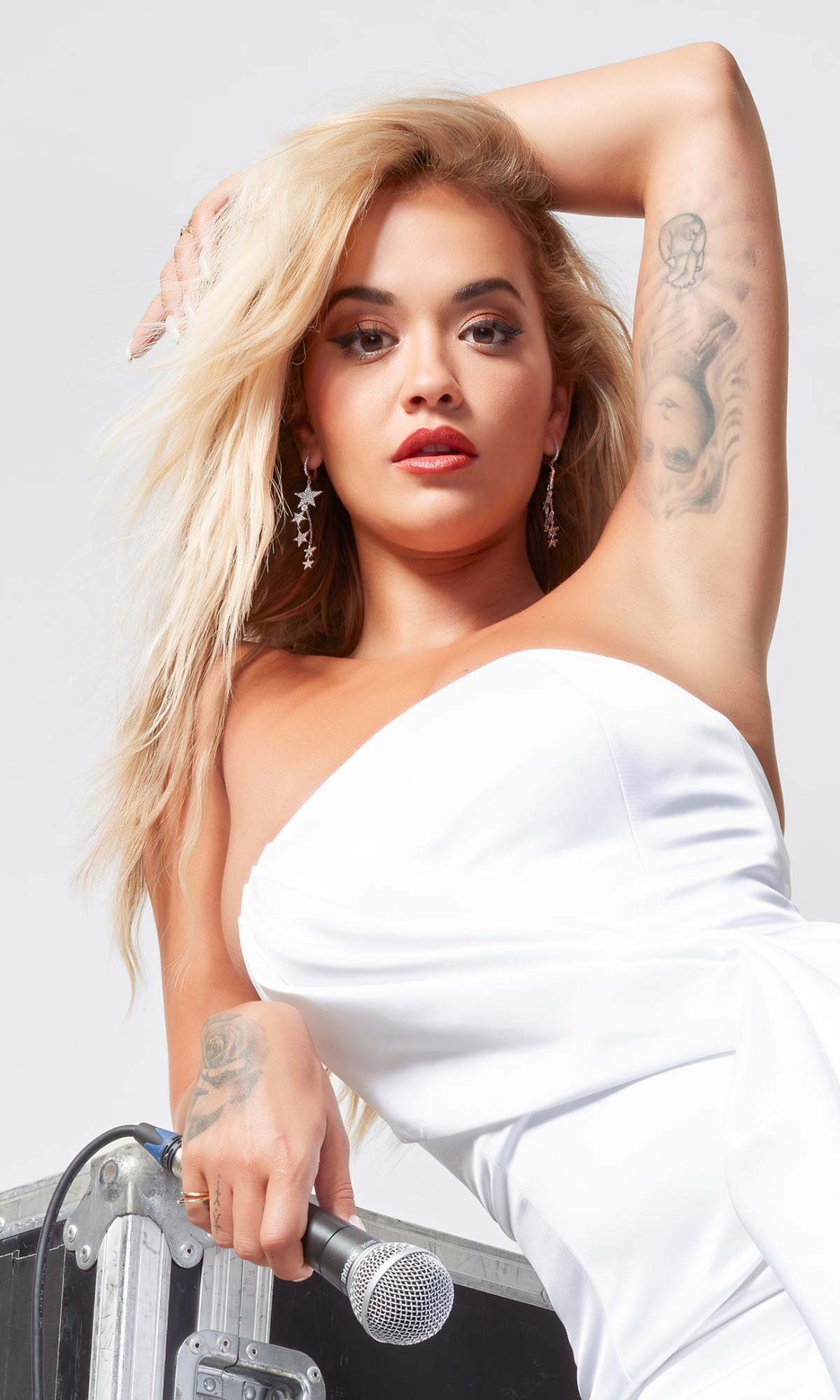 Handy-Wallpaper Musik, Tätowierung, Sänger, Blond, Englisch, Blondinen, Weißes Kleid, Rita Ora kostenlos herunterladen.