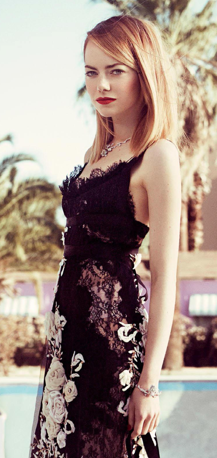 Baixar papel de parede para celular de Emma Stone, Ruiva, Americano, Celebridade, Vestido Preto, Atriz, Batom gratuito.