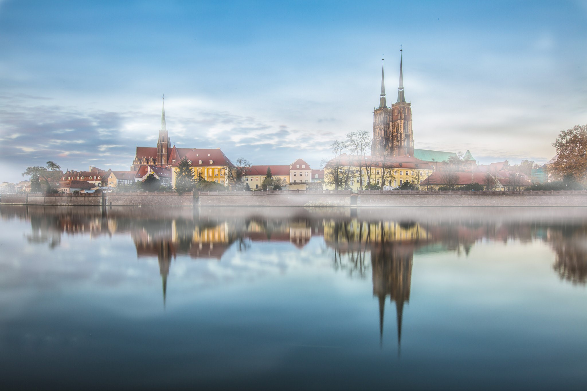 Baixe gratuitamente a imagem Cidades, Construção, Feito Pelo Homem, Neblina, Reflecção, Cidade Pequena na área de trabalho do seu PC