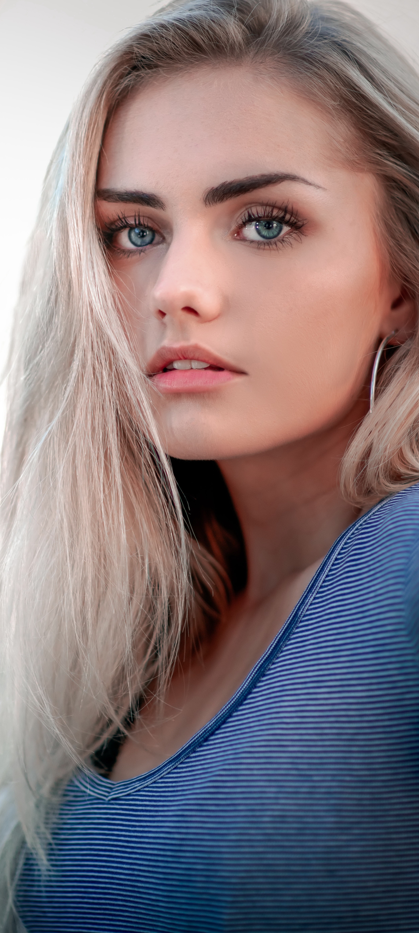 Handy-Wallpaper Blond, Modell, Frauen, Blaue Augen, Blondinen kostenlos herunterladen.