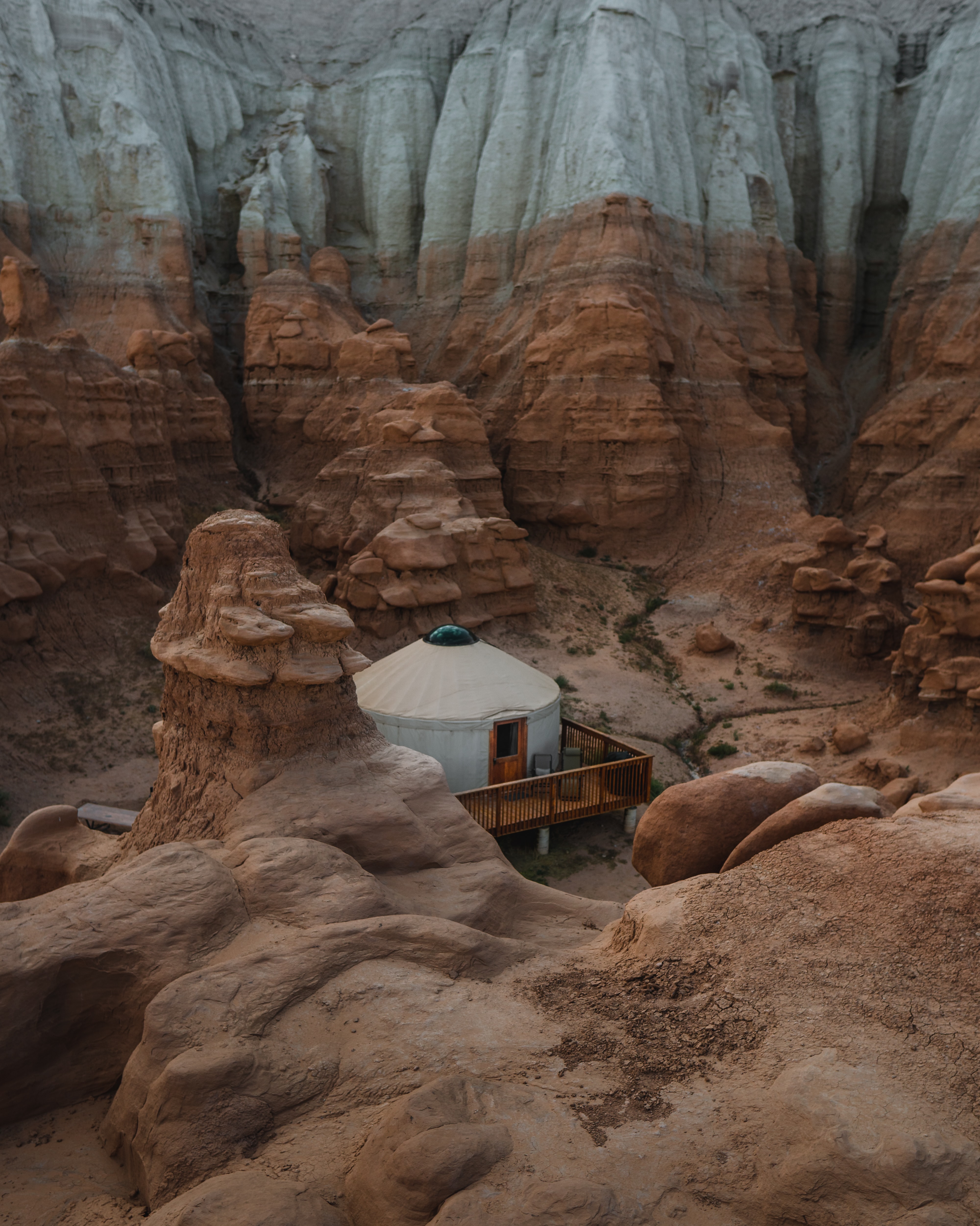 103430 скачать обои природа, каньон, песчаный, скалы, здание, долина - заставки и картинки бесплатно