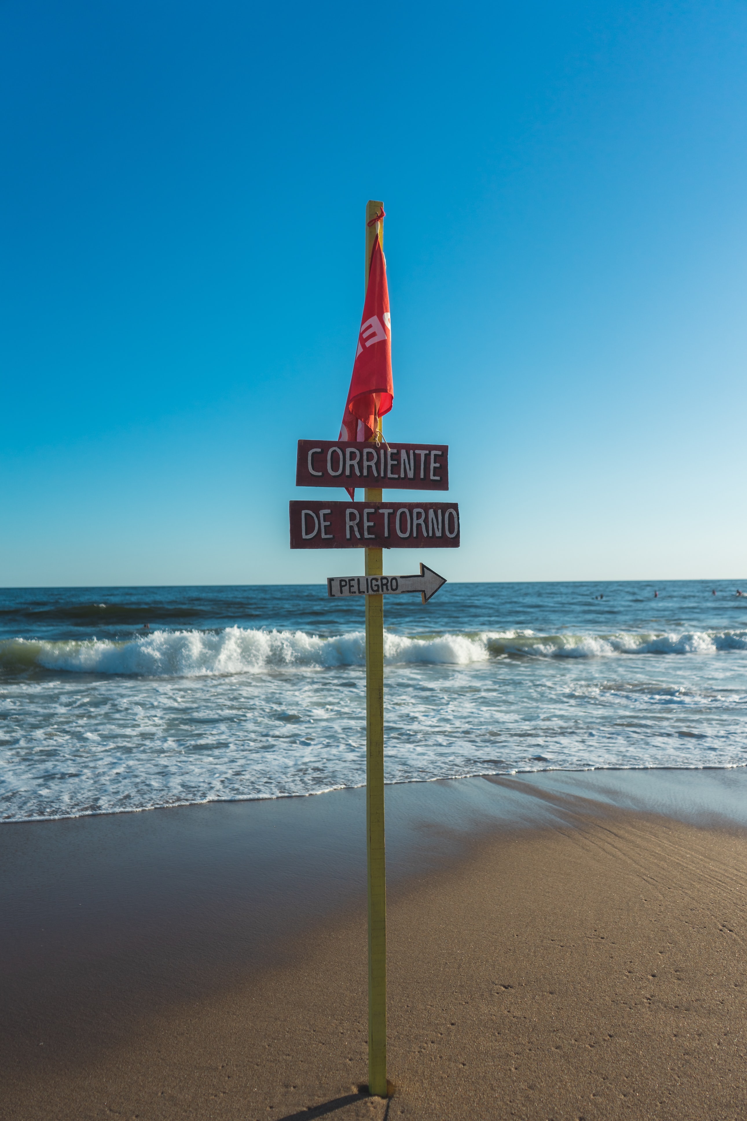 66771 скачать обои пляж, слова, табличка, указатель, флаг - заставки и картинки бесплатно