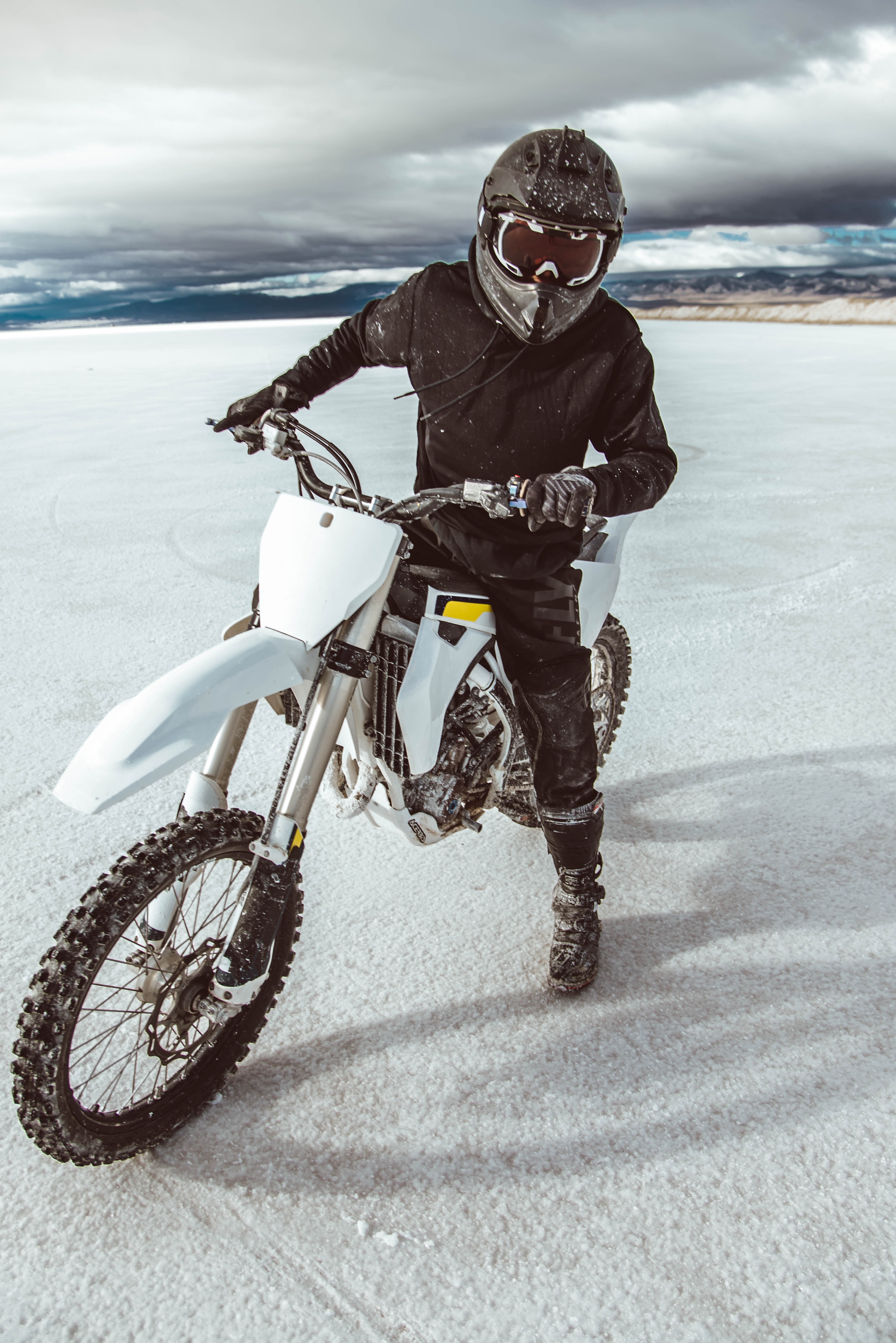 109205 Hintergrundbild herunterladen schnee, motorräder, motorradfahrer, helm, motorrad - Bildschirmschoner und Bilder kostenlos