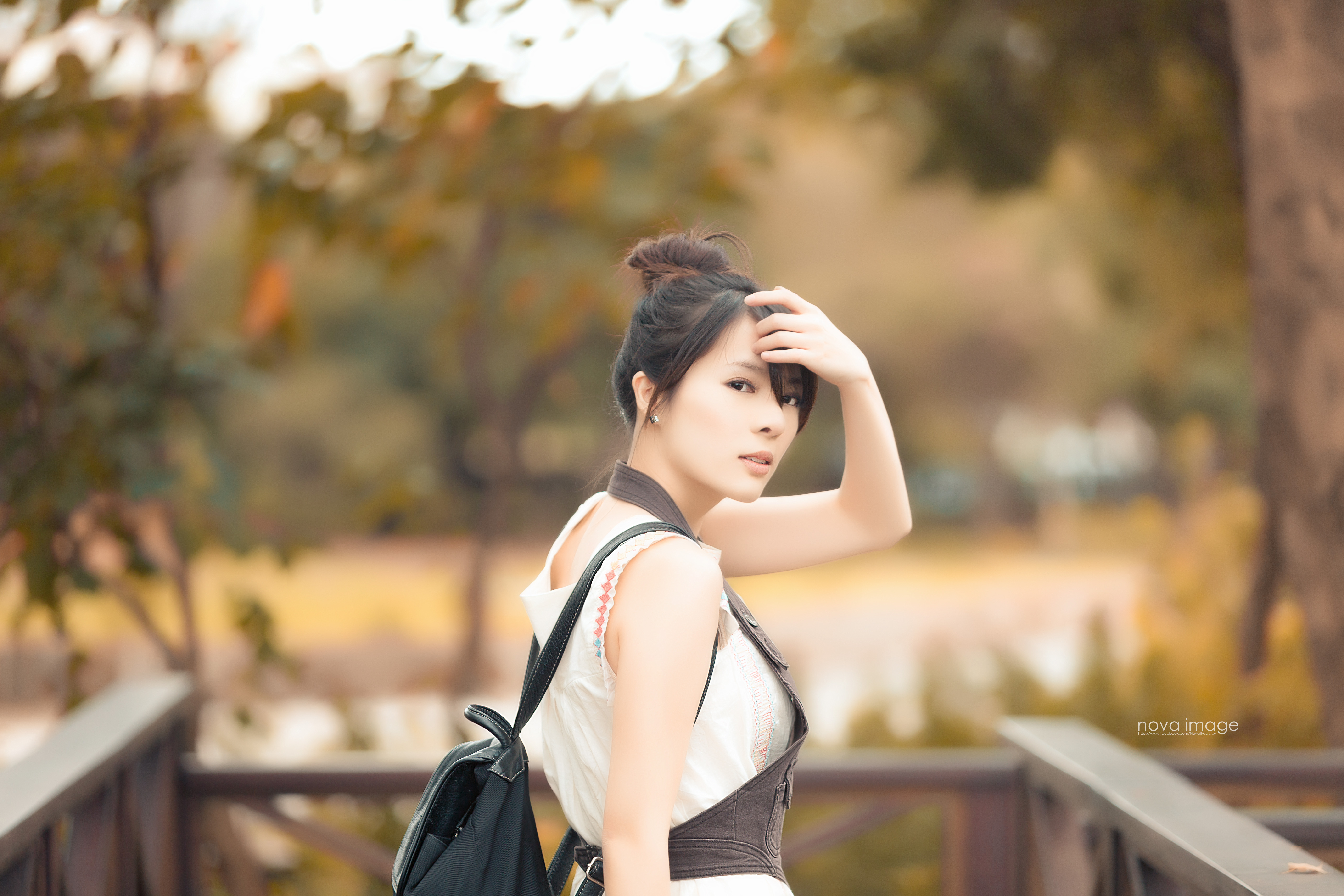 Laden Sie das Herbst, Bokeh, Frauen, Asiatinnen, Becky (Taiwanesisches Model)-Bild kostenlos auf Ihren PC-Desktop herunter