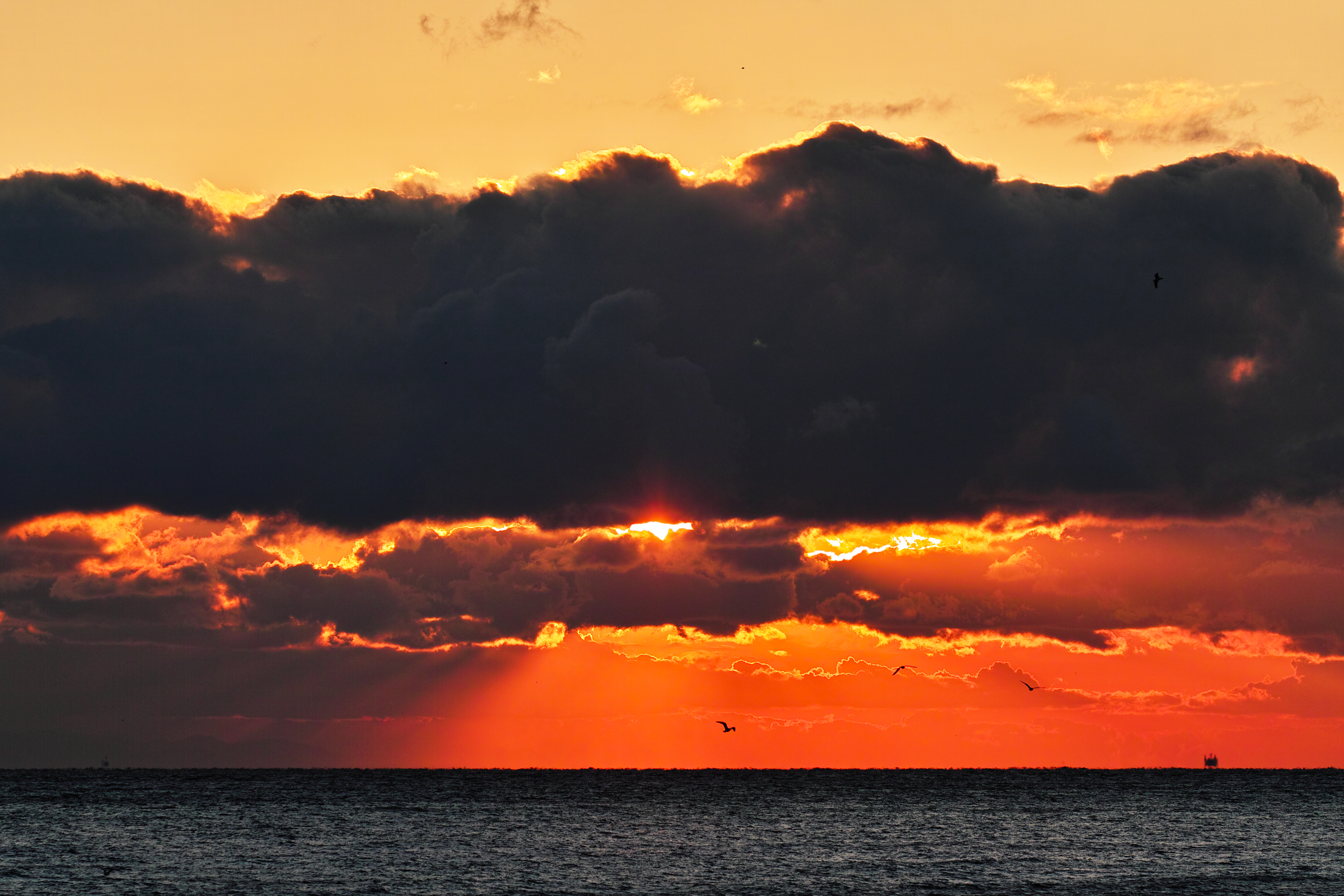 104415 Hintergrundbild herunterladen natur, sunset, sea, sun, clouds, dämmerung, twilight - Bildschirmschoner und Bilder kostenlos