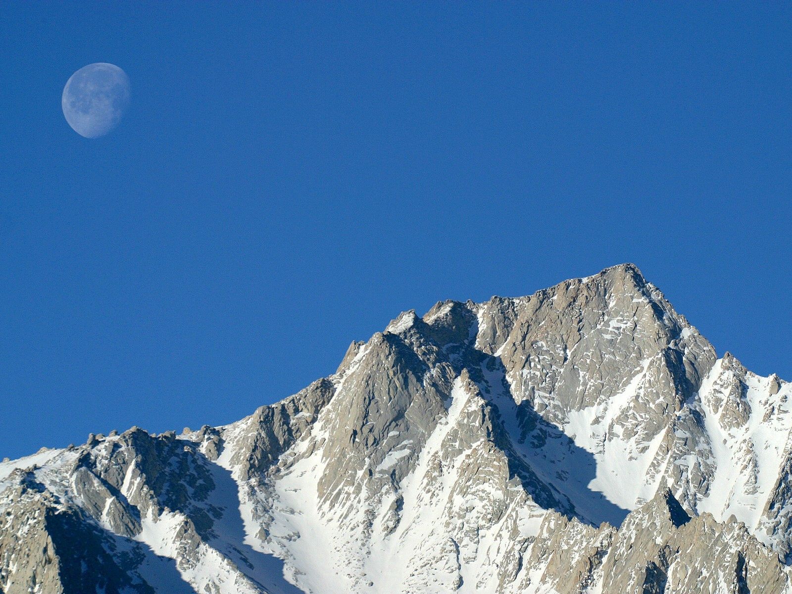 Descarga gratuita de fondo de pantalla para móvil de Naturaleza, Las Rocas, Rocas, Vértice, Arriba, Montañas, Nieve.